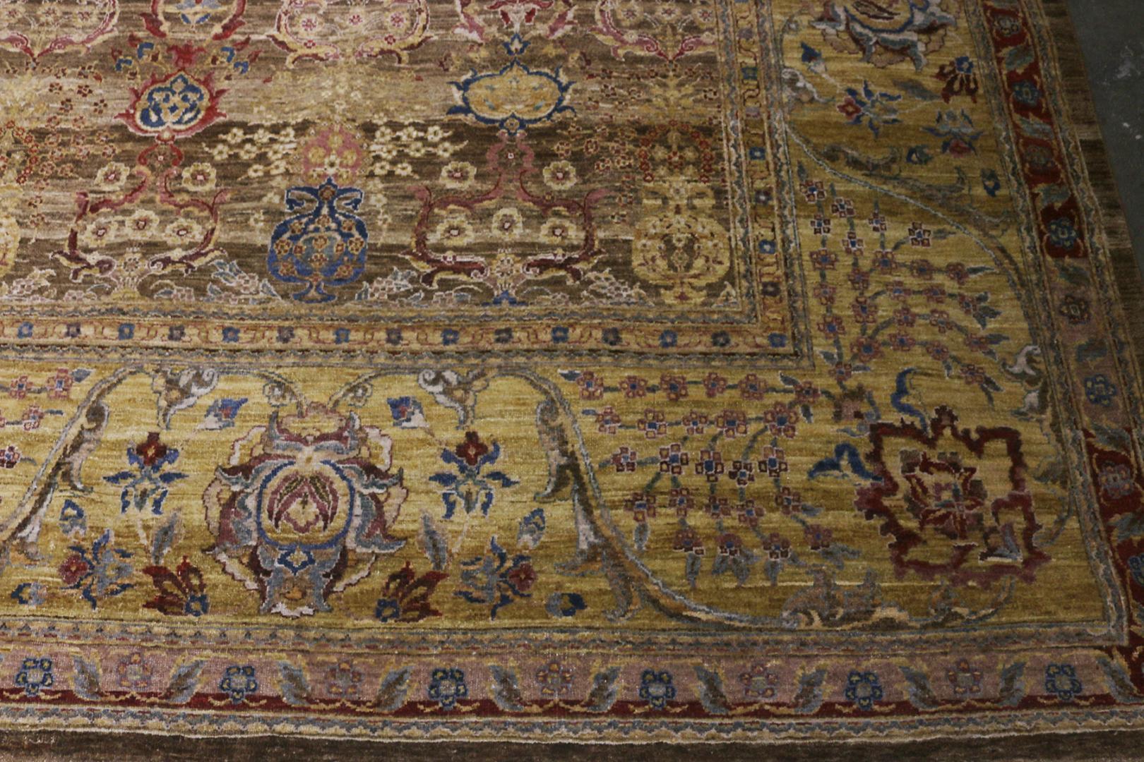 Noué à la main Rug & Kilim's Agra Style Rug in Gold, Blue, and Red Floral Patterns (tapis de style Agra aux motifs floraux dorés, bleus et rouges) en vente