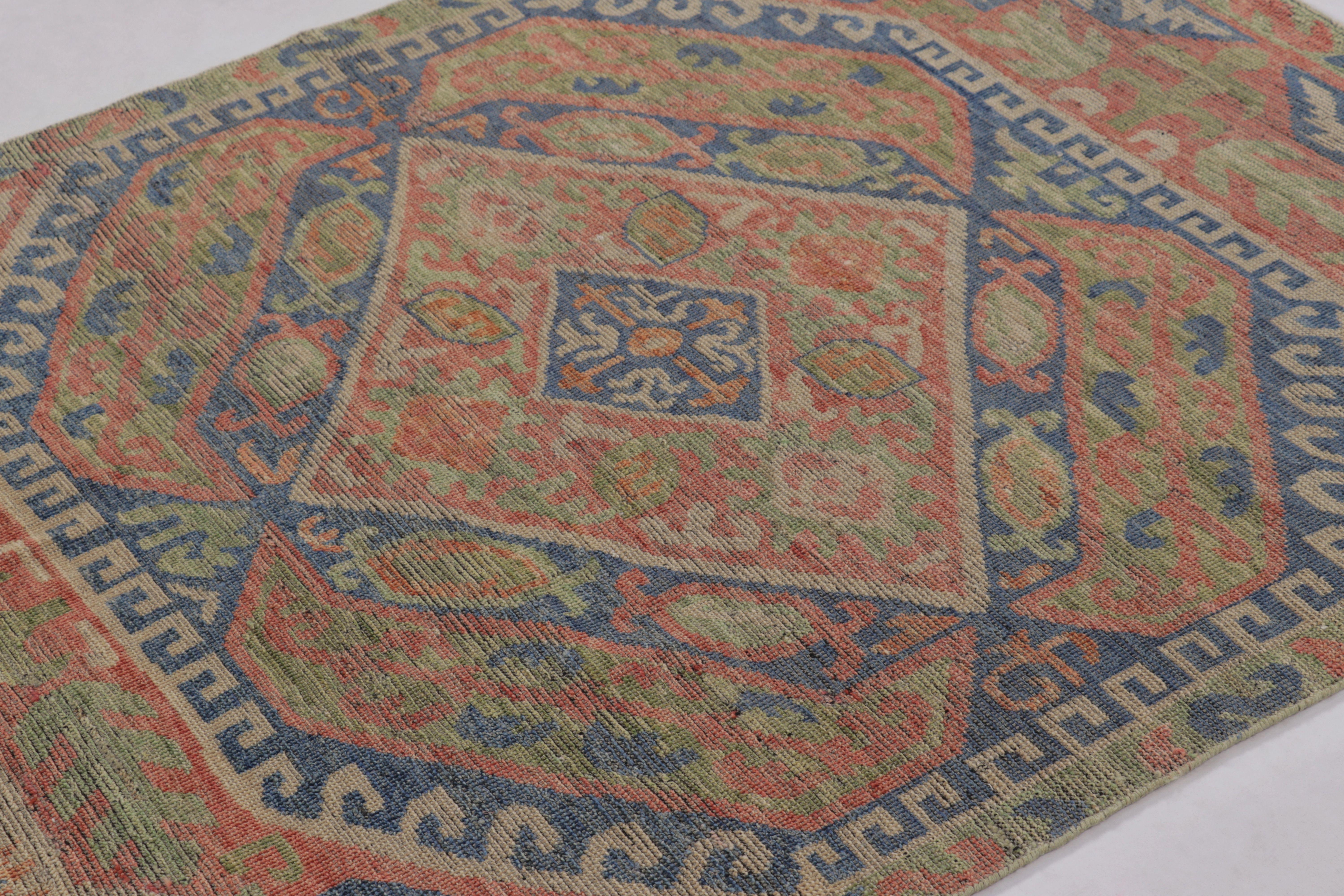 Alfombra medallón de inspiración anatolia de Rug & Kilim, vibrante geometría tribal Siglo XXI y contemporáneo en venta