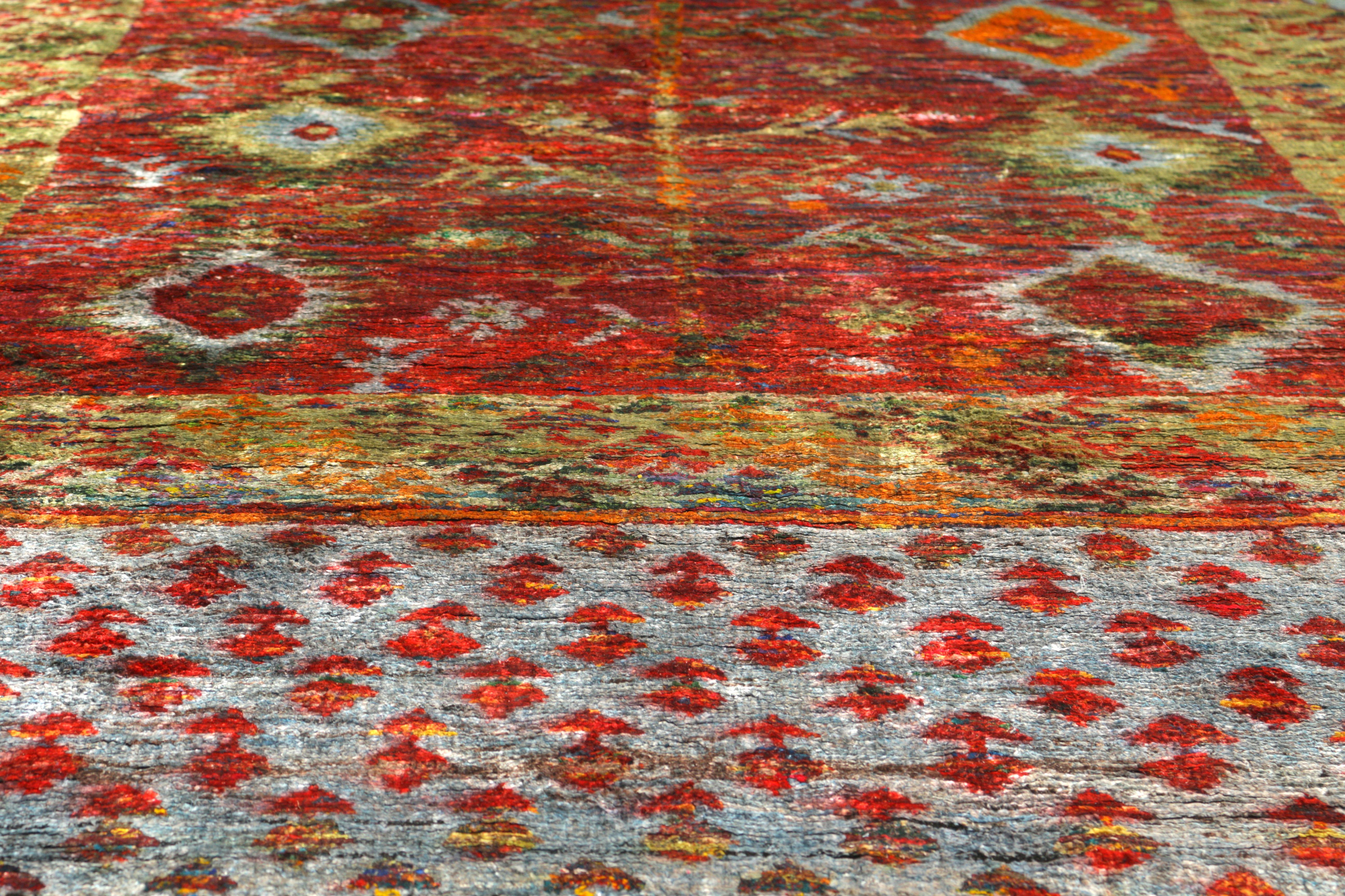 Rug & Kilim's Anatolian Style Reiner Seidenteppich Blau Gold und Rot Geometrisches Muster (Indisch) im Angebot