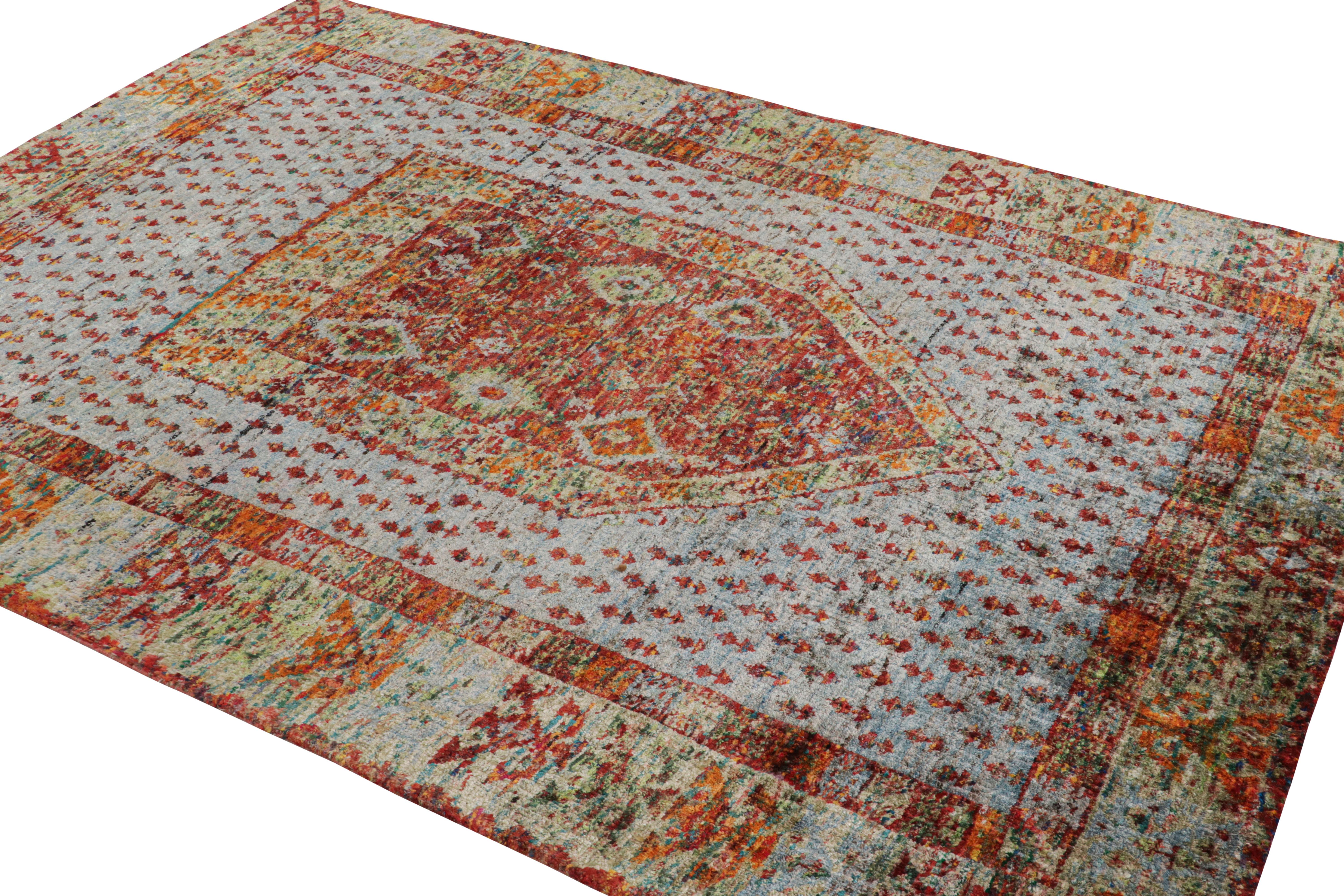 Anudada a mano en pura seda 100 %, esta alfombra geométrica se añade a la Colección Clásicos Modernos de Rug & Kilim, una línea distinta entre las alfombras Nuevas y Modernas del galardonado atelier que se inspira en los patrones Clásicos más raros