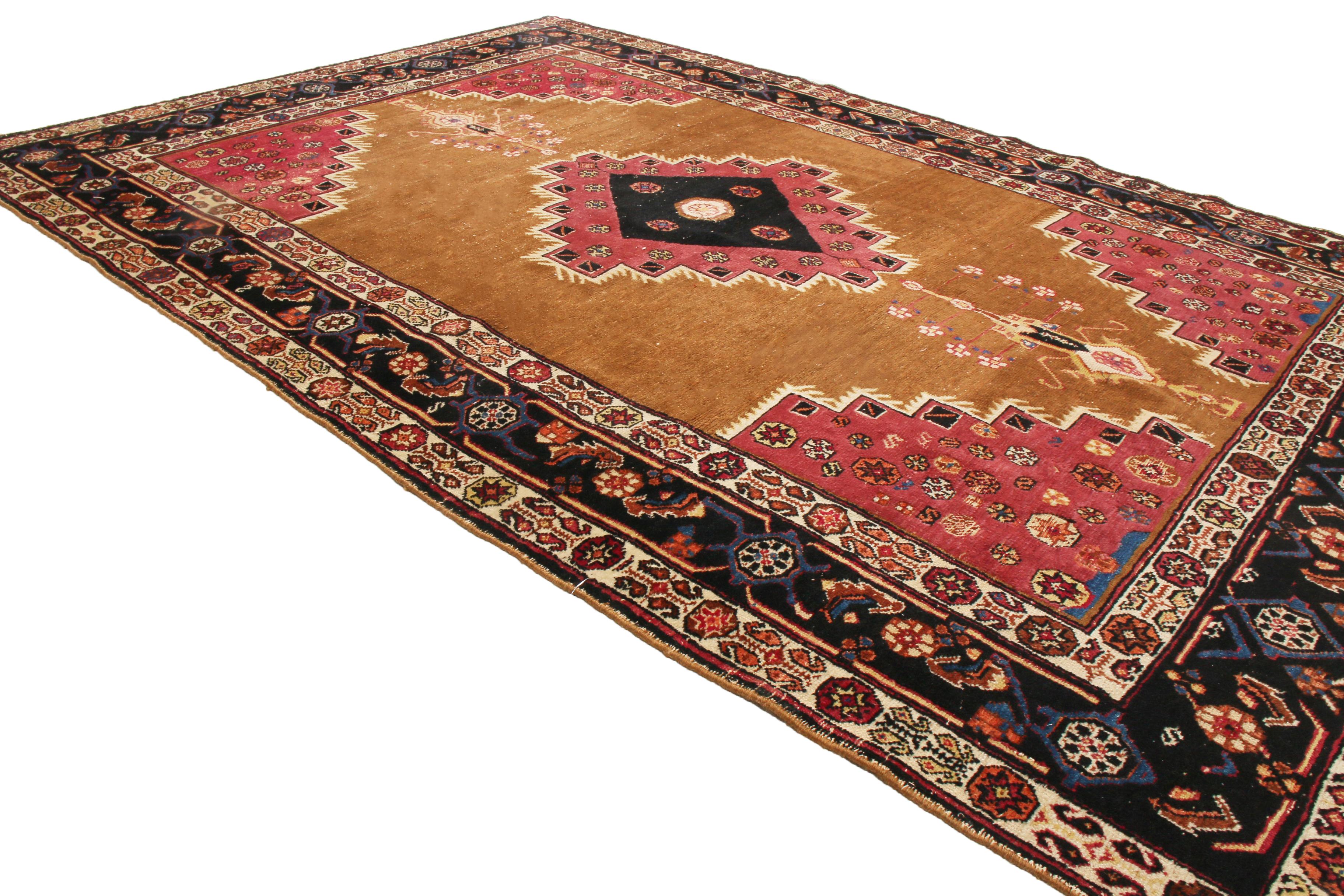 Originaire de Perse en 1900, cet ancien tapis Bakhtiari de transition présente des couleurs royales peu communes et une série variée de symboles spirituels. Noués à la main dans une laine durable et de qualité, les médaillons noir et rouge bordeaux