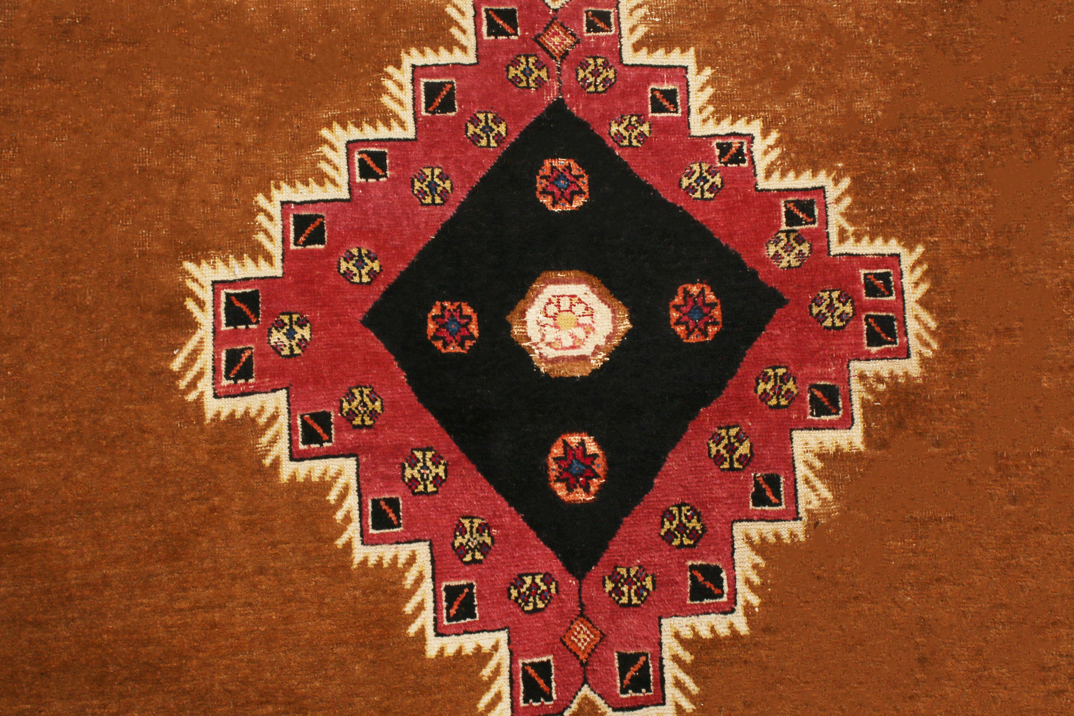 Perse Tapis géométrique antique Bakhtiari transitionnel rouge et brun cuivre de Rug & Kilim en vente