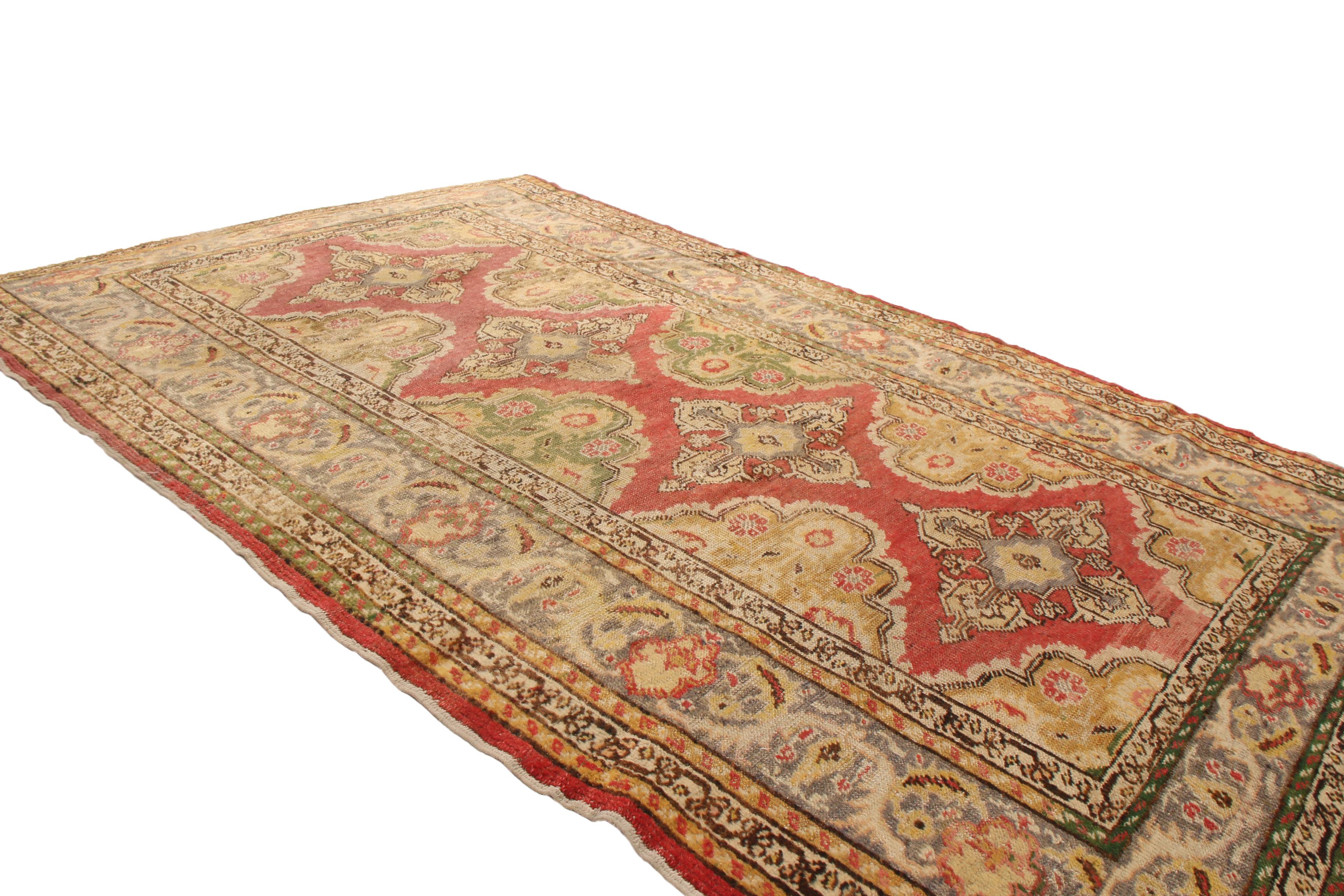 Antiker antiker Kayseri Traditioneller Teppich in Rot und Gold mit geometrischem Muster von Teppich & Kelim (Art déco) im Angebot