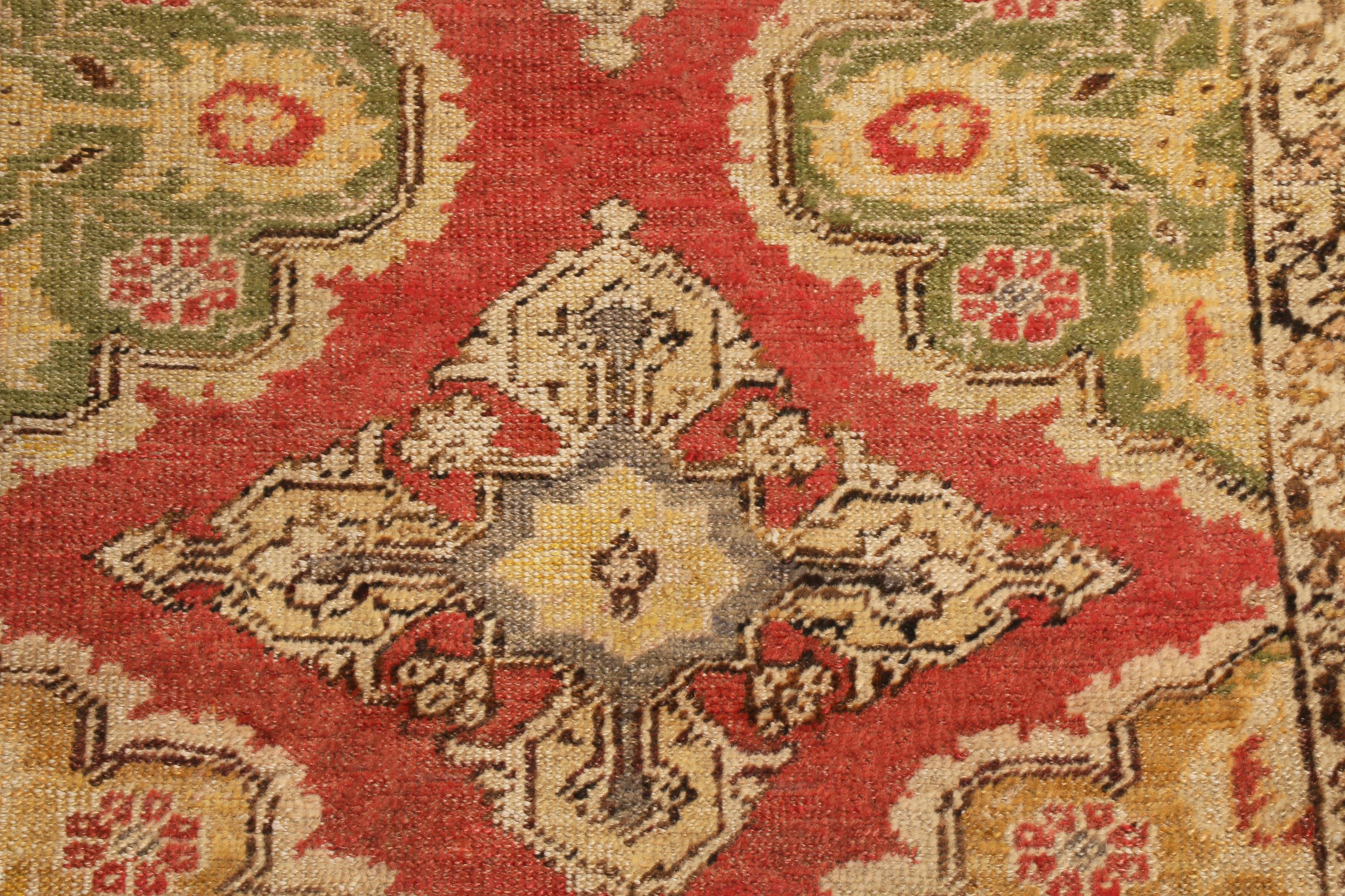 Antiker antiker Kayseri Traditioneller Teppich in Rot und Gold mit geometrischem Muster von Teppich & Kelim (Türkisch) im Angebot
