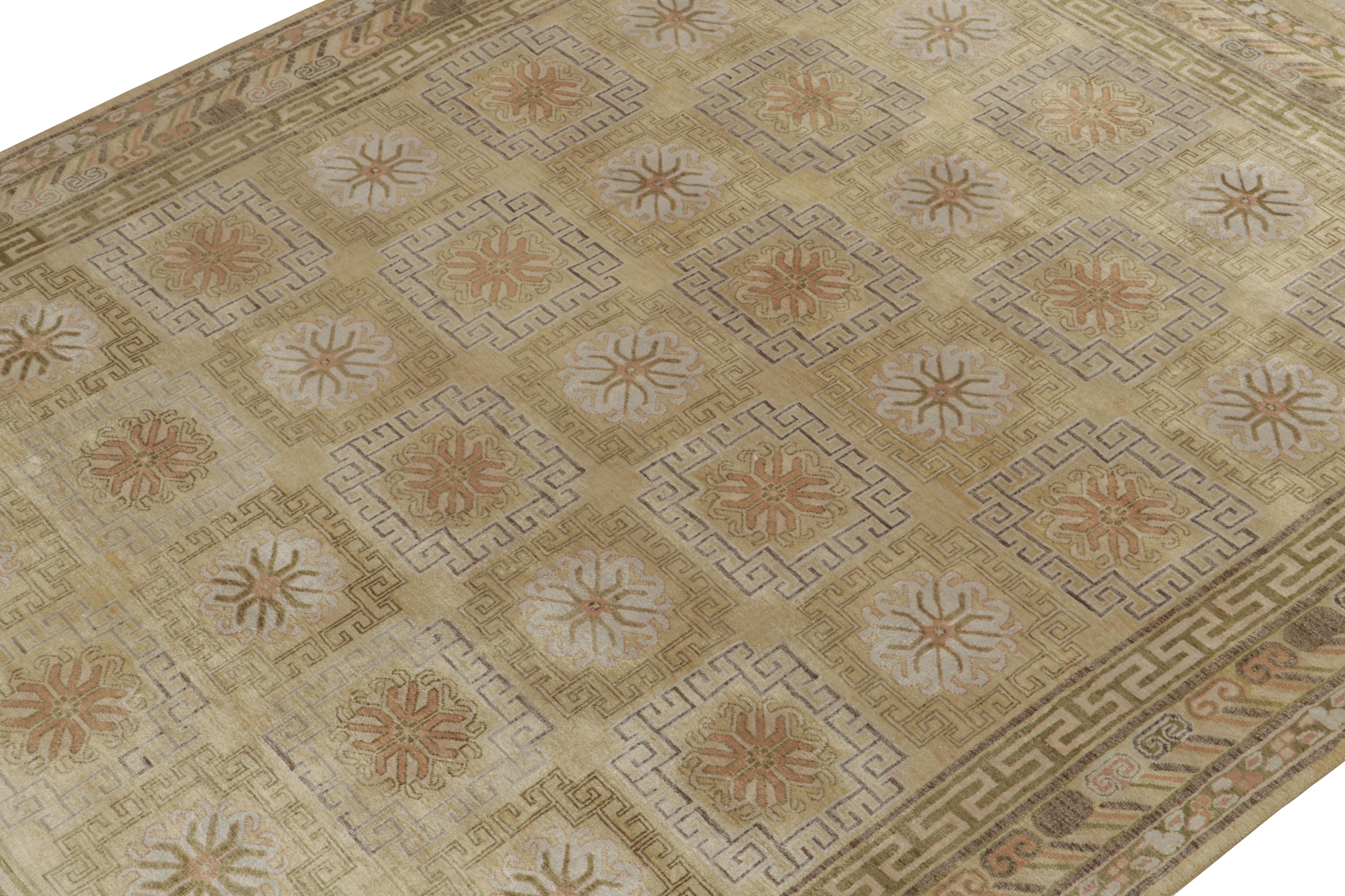 Teppich & Kilims Antiker Teppich im Khotan-Stil mit geometrischen Mustern in Gold & Beige-Brown (Handgeknüpft) im Angebot