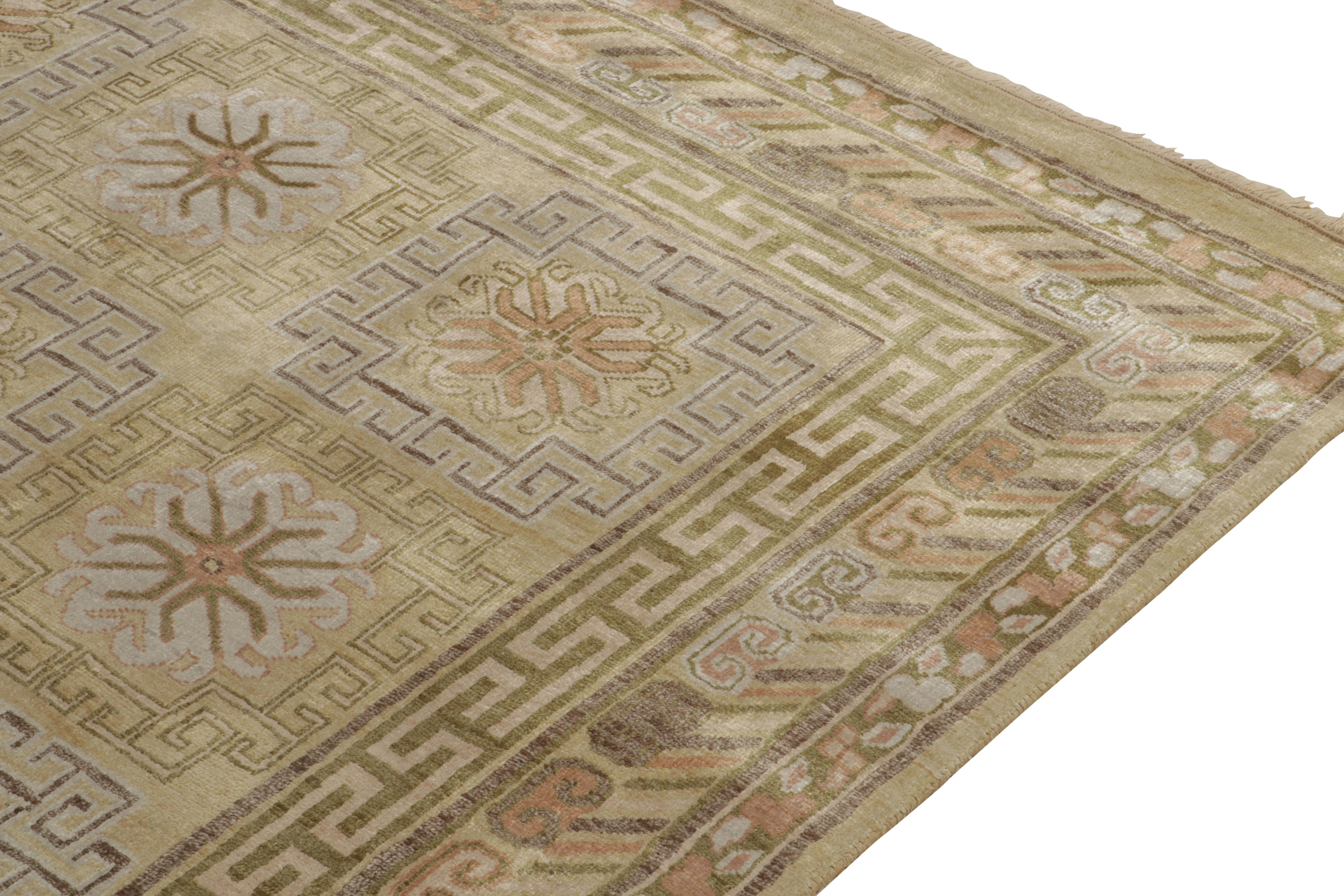 Teppich & Kilims Antiker Teppich im Khotan-Stil mit geometrischen Mustern in Gold & Beige-Brown im Zustand „Neu“ im Angebot in Long Island City, NY