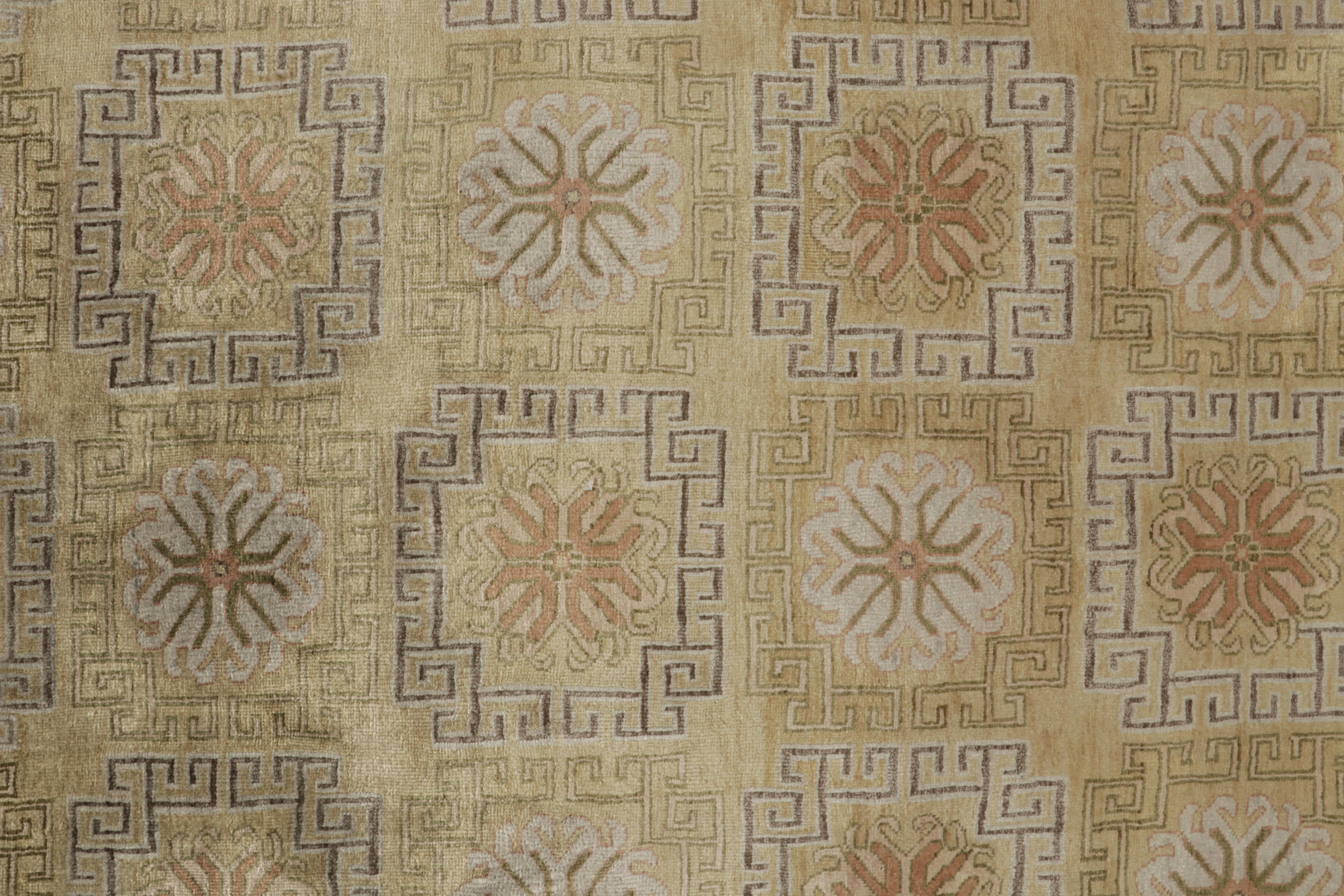Teppich & Kilims Antiker Teppich im Khotan-Stil mit geometrischen Mustern in Gold & Beige-Brown (21. Jahrhundert und zeitgenössisch) im Angebot