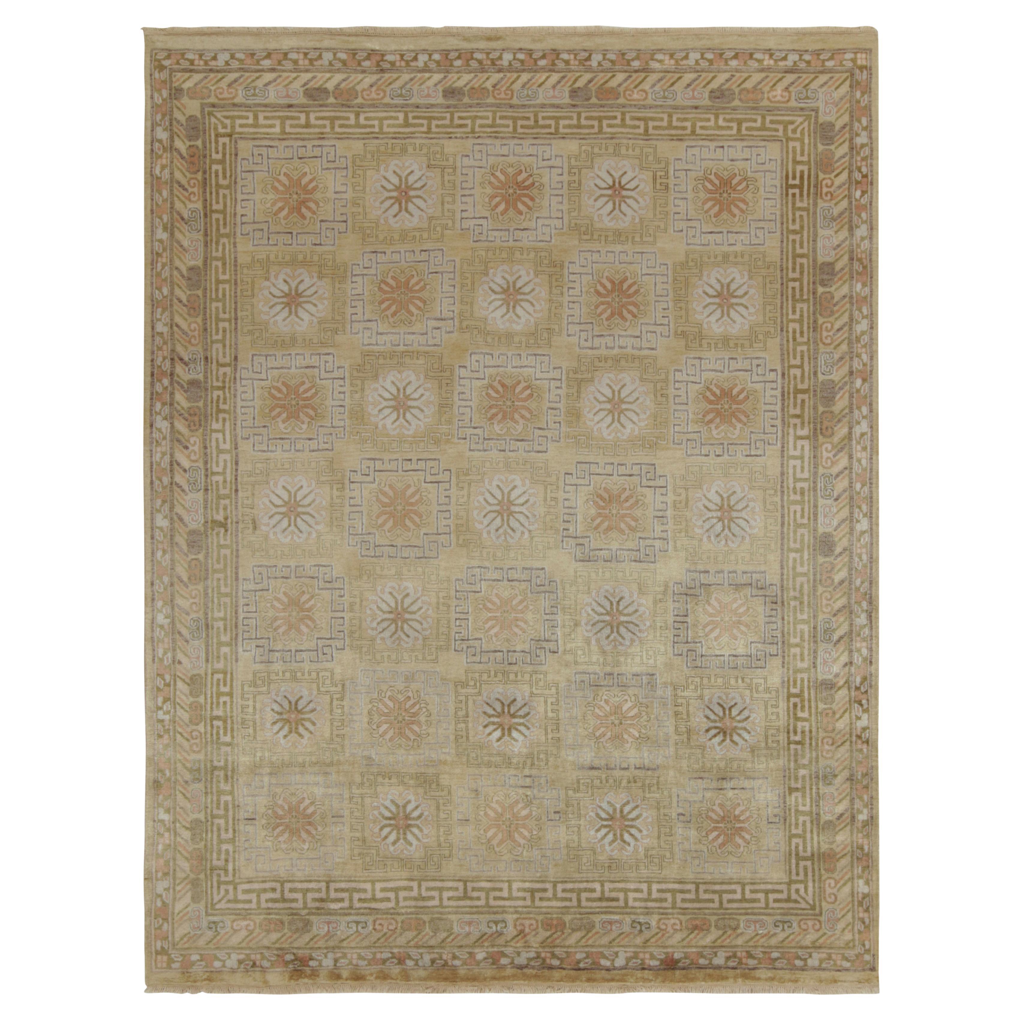 Teppich & Kilims Antiker Teppich im Khotan-Stil mit geometrischen Mustern in Gold & Beige-Brown