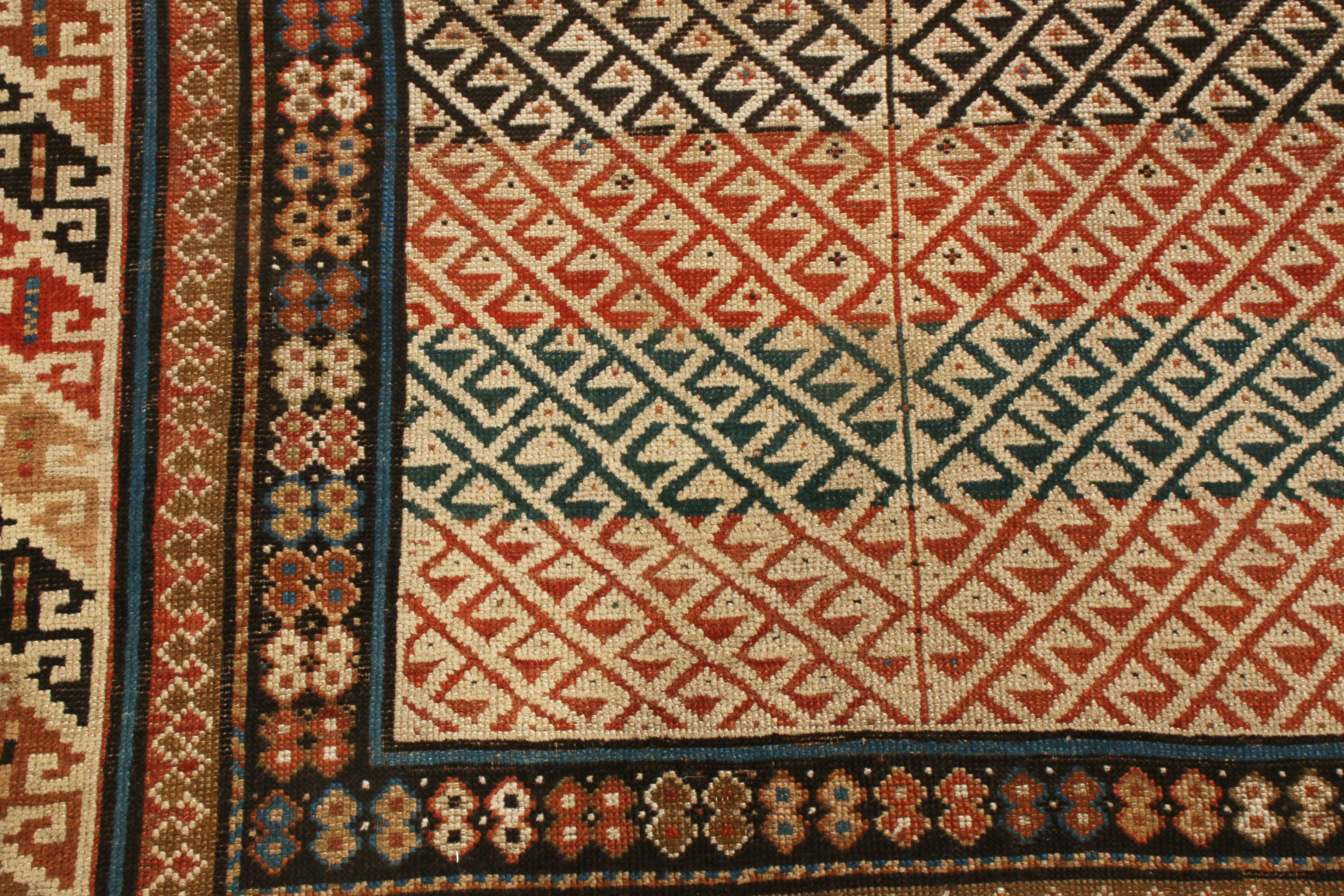 Antiker antiker Kuba-traditioneller Teppich in Rot und Beige mit geometrischem Muster von Teppich & Kelim (Handgeknüpft) im Angebot