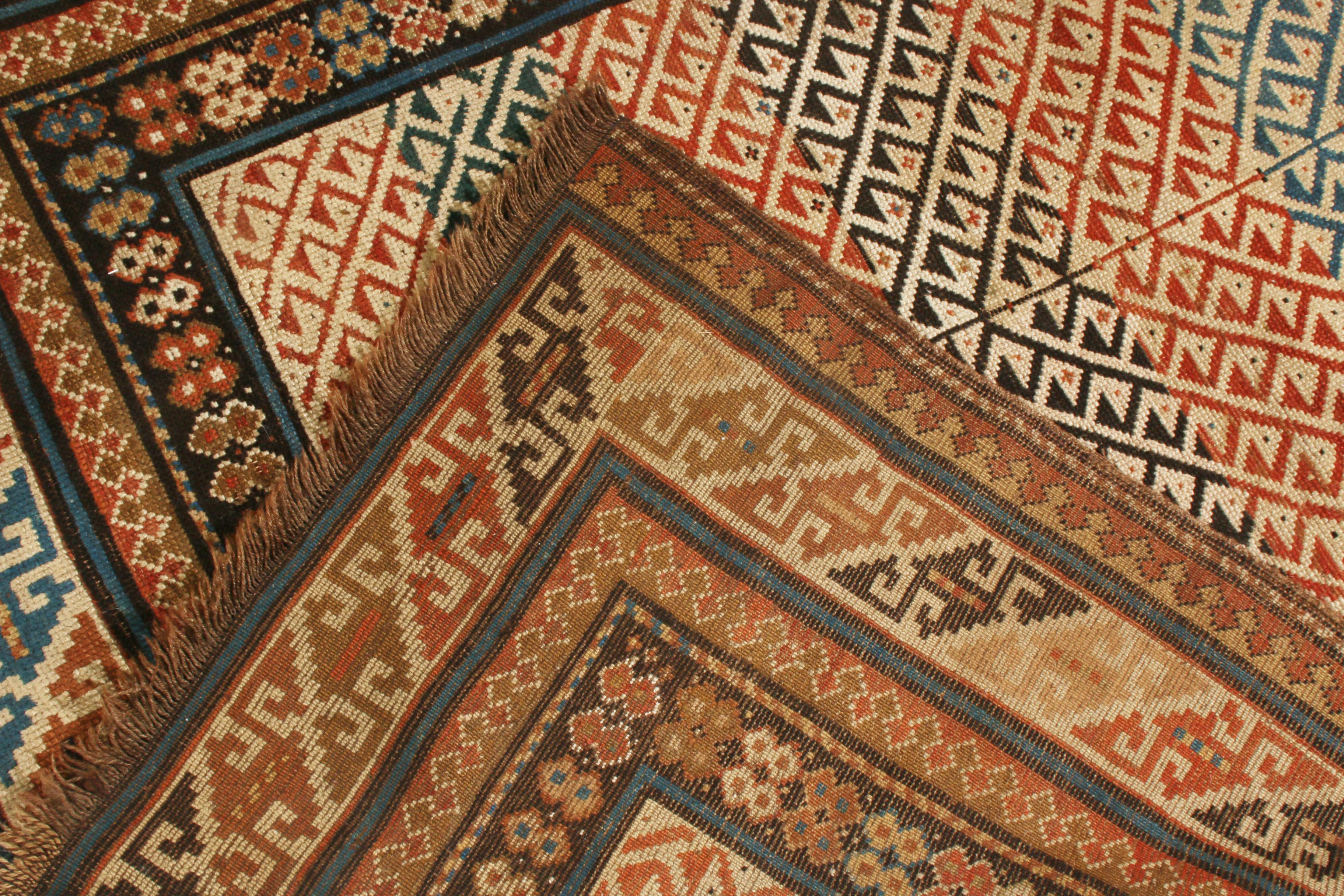 Antiker antiker Kuba-traditioneller Teppich in Rot und Beige mit geometrischem Muster von Teppich & Kelim (Spätes 19. Jahrhundert) im Angebot