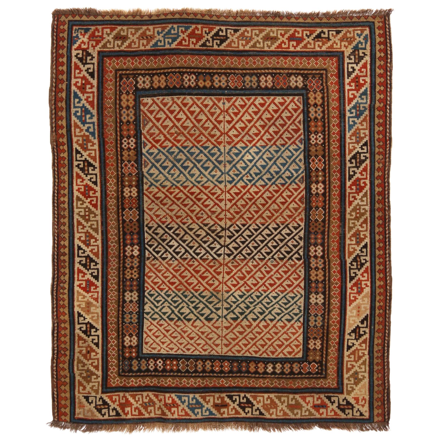 Antiker antiker Kuba-traditioneller Teppich in Rot und Beige mit geometrischem Muster von Teppich & Kelim im Angebot
