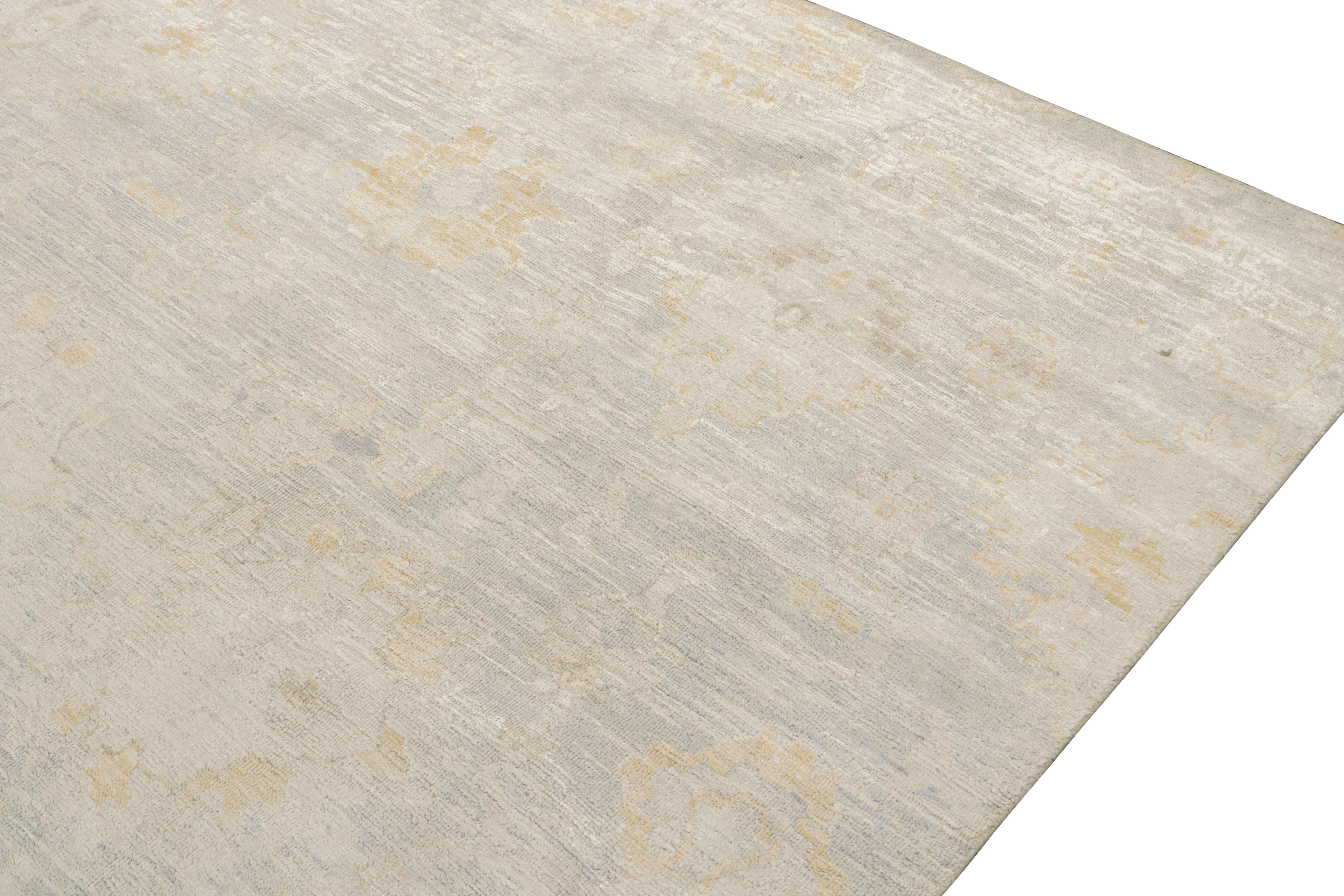Rug & Kilims antiker Teppich im Oushak-Stil mit grauen, blauen und goldenen Mustern (Moderne) im Angebot
