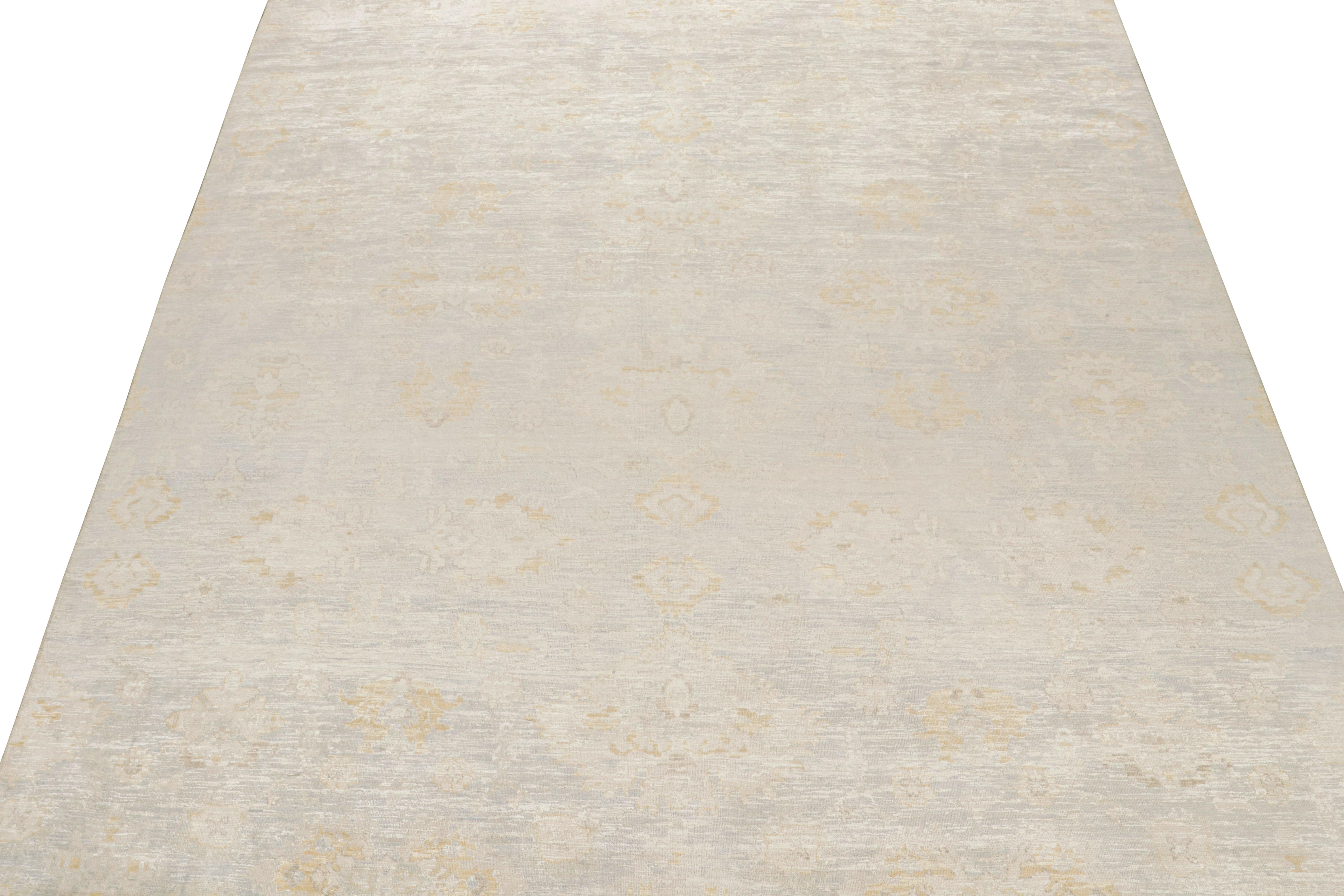 Rug & Kilims antiker Teppich im Oushak-Stil mit grauen, blauen und goldenen Mustern (Handgeknüpft) im Angebot