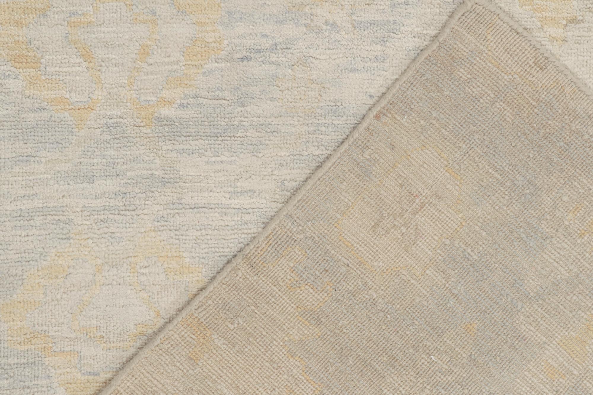 Rug & Kilims antiker Teppich im Oushak-Stil mit grauen, blauen und goldenen Mustern (21. Jahrhundert und zeitgenössisch) im Angebot