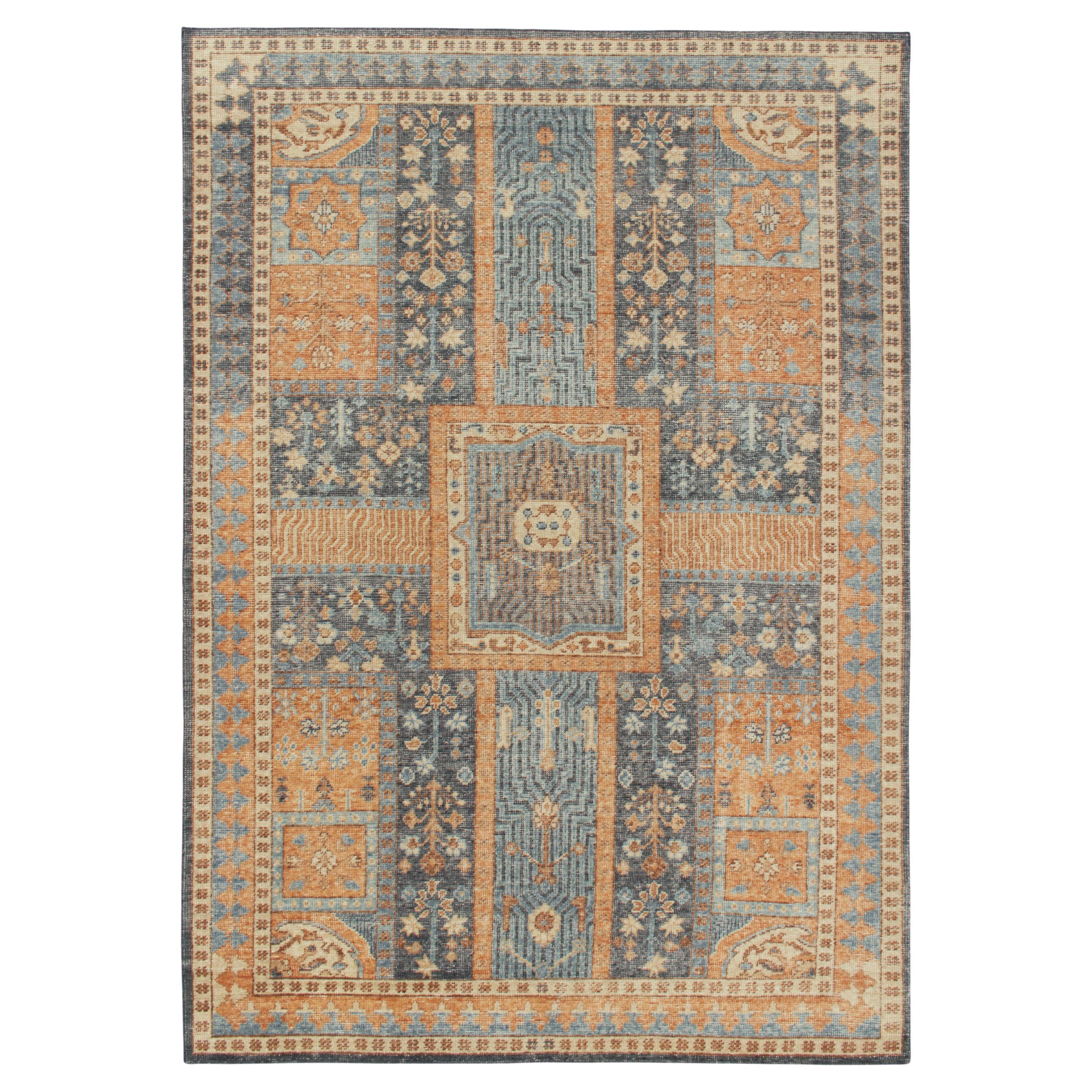 Rug & Kilim è un tappeto antico in stile persiano con motivi blu e oro.