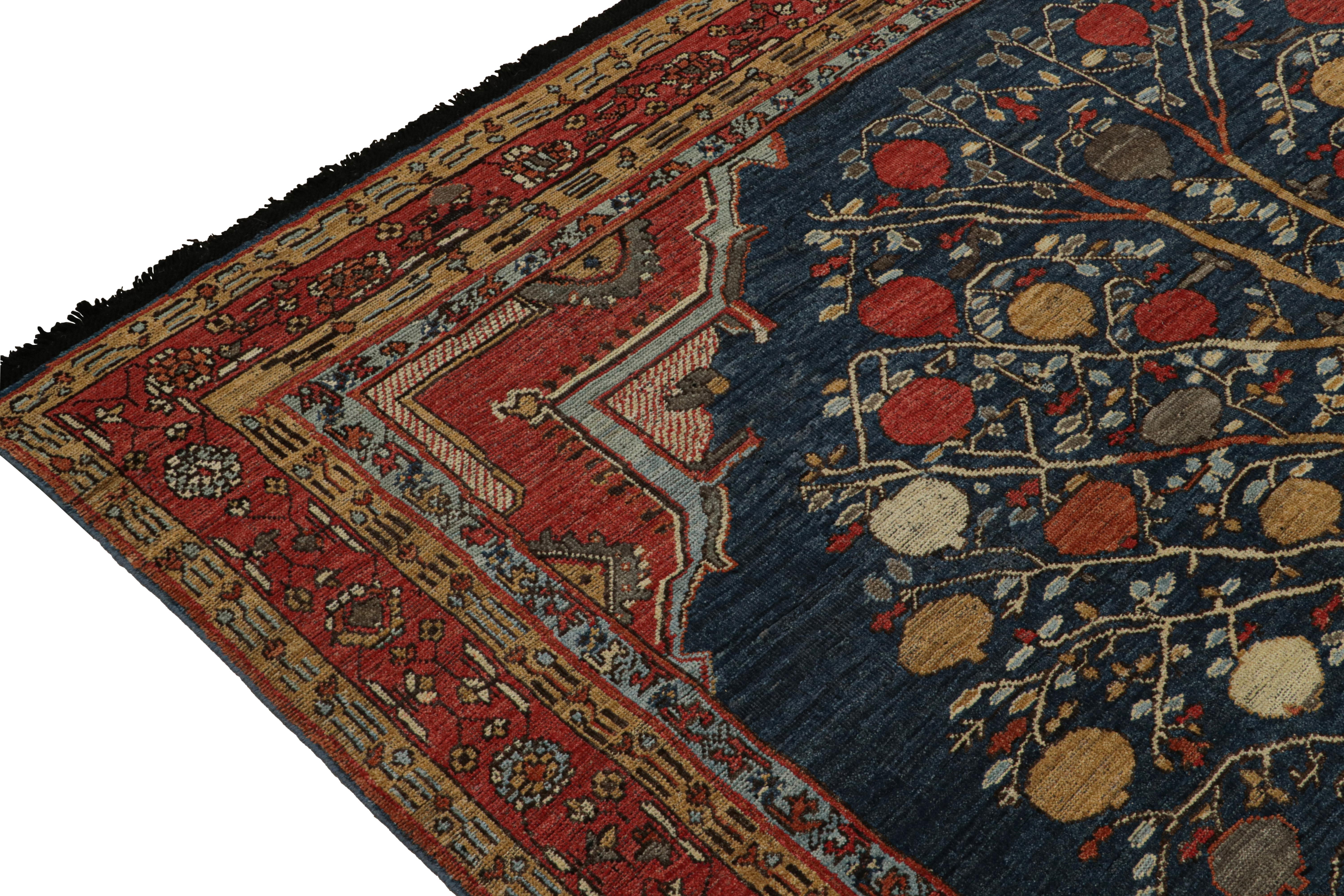 Tribal Rug & Kilim's Tapis ancien de style persan en rouge, bleu et or Pictorials en vente