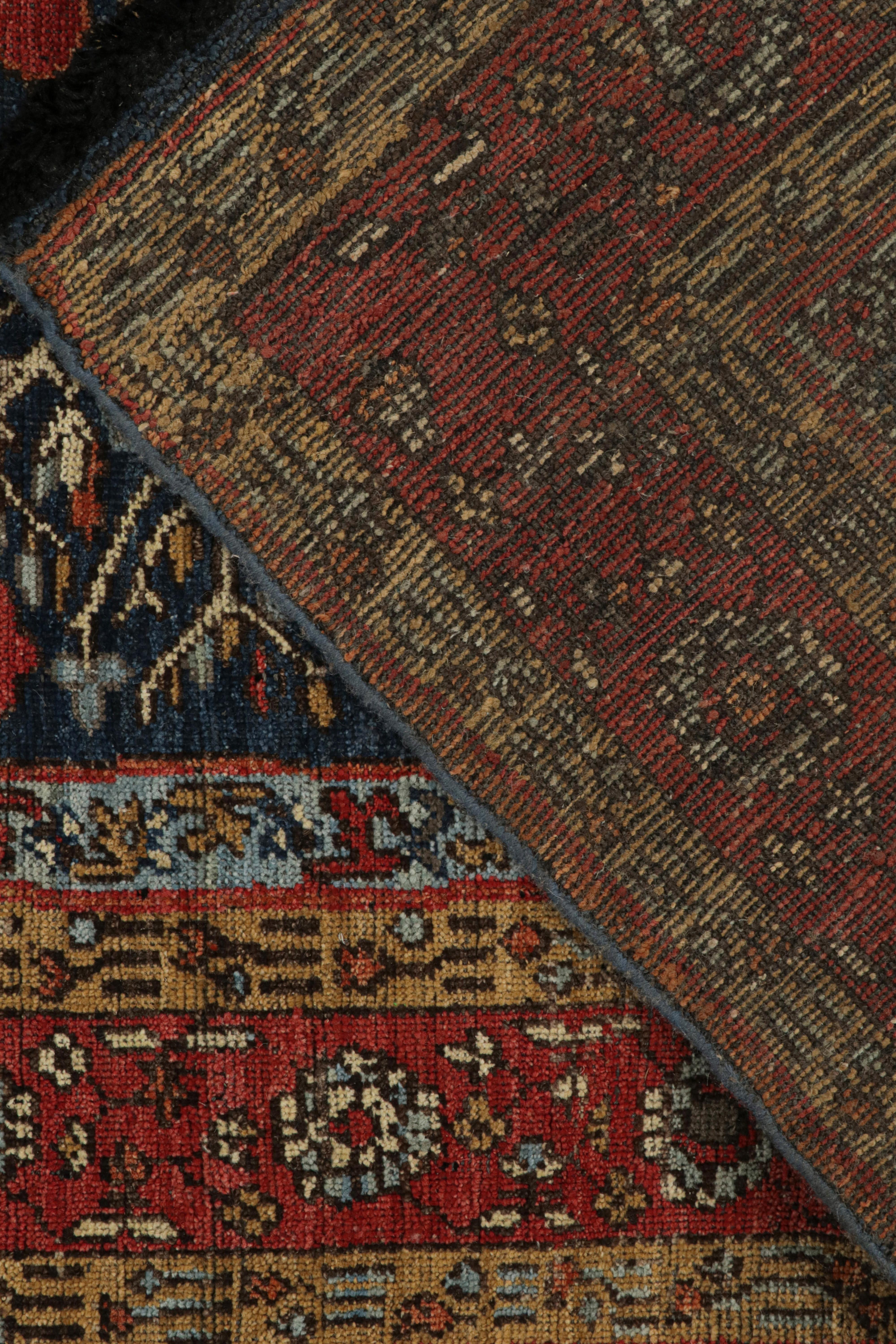 XXIe siècle et contemporain Rug & Kilim's Tapis ancien de style persan en rouge, bleu et or Pictorials en vente