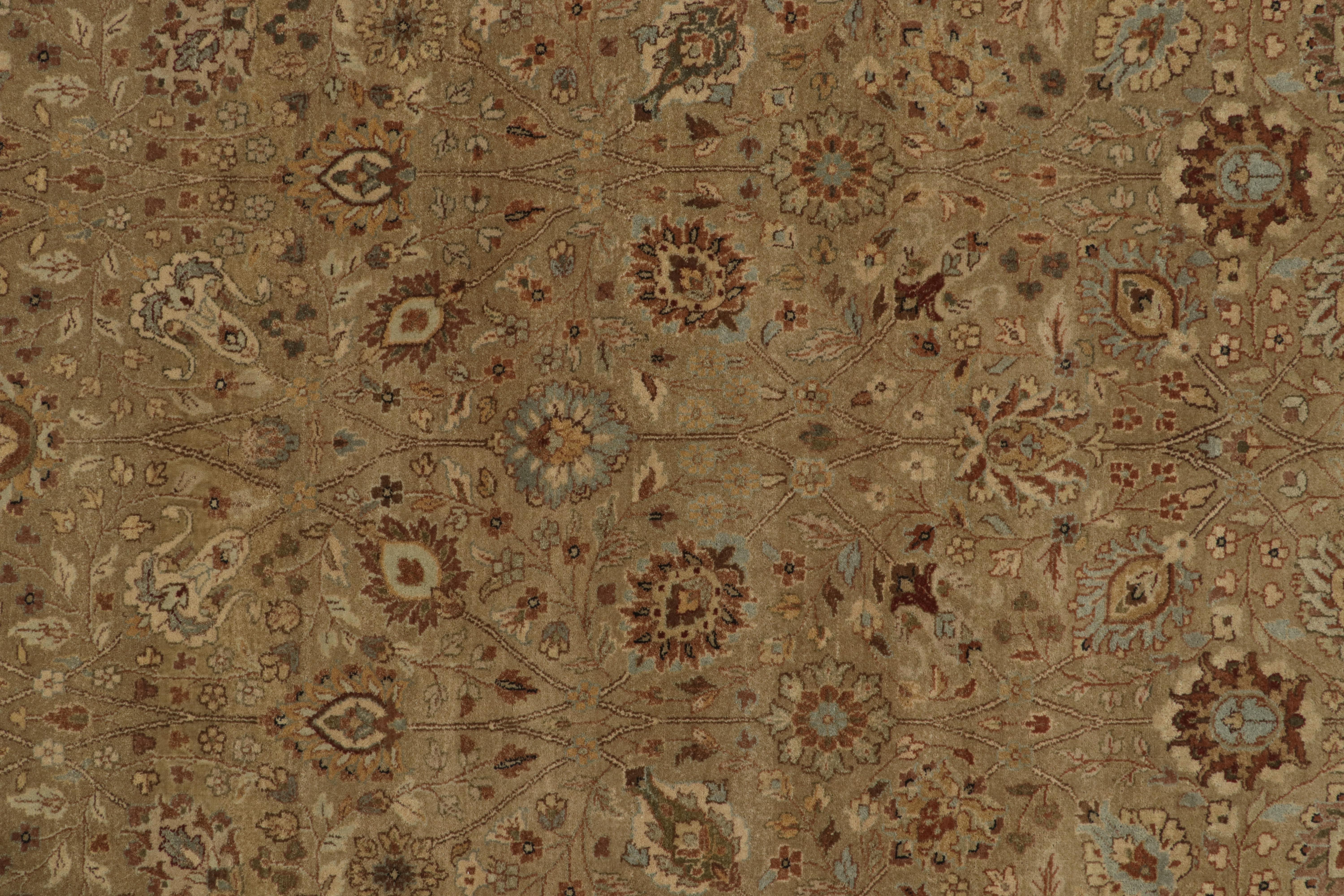 Antiker quadratischer Teppich im persischen Stil von Teppich & Kilims mit beige-braunen Blumenmuster (21. Jahrhundert und zeitgenössisch) im Angebot