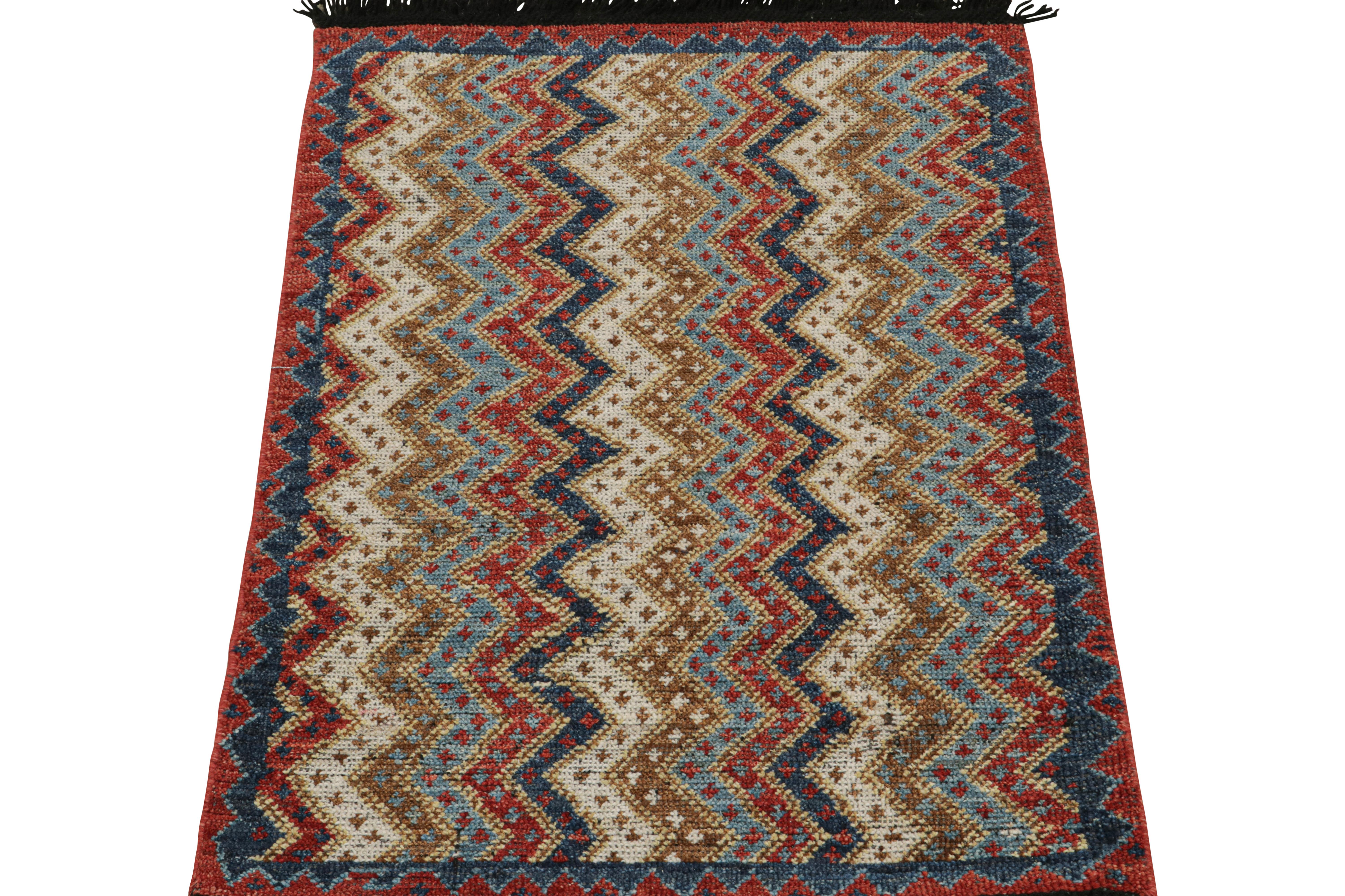 Indien Rug & Kilim's Antique Tribal Style Rug in Red, Blue and Beige-Brown Chevrons (Tapis ancien de style tribal à chevrons rouges, bleus et beige-brun) en vente