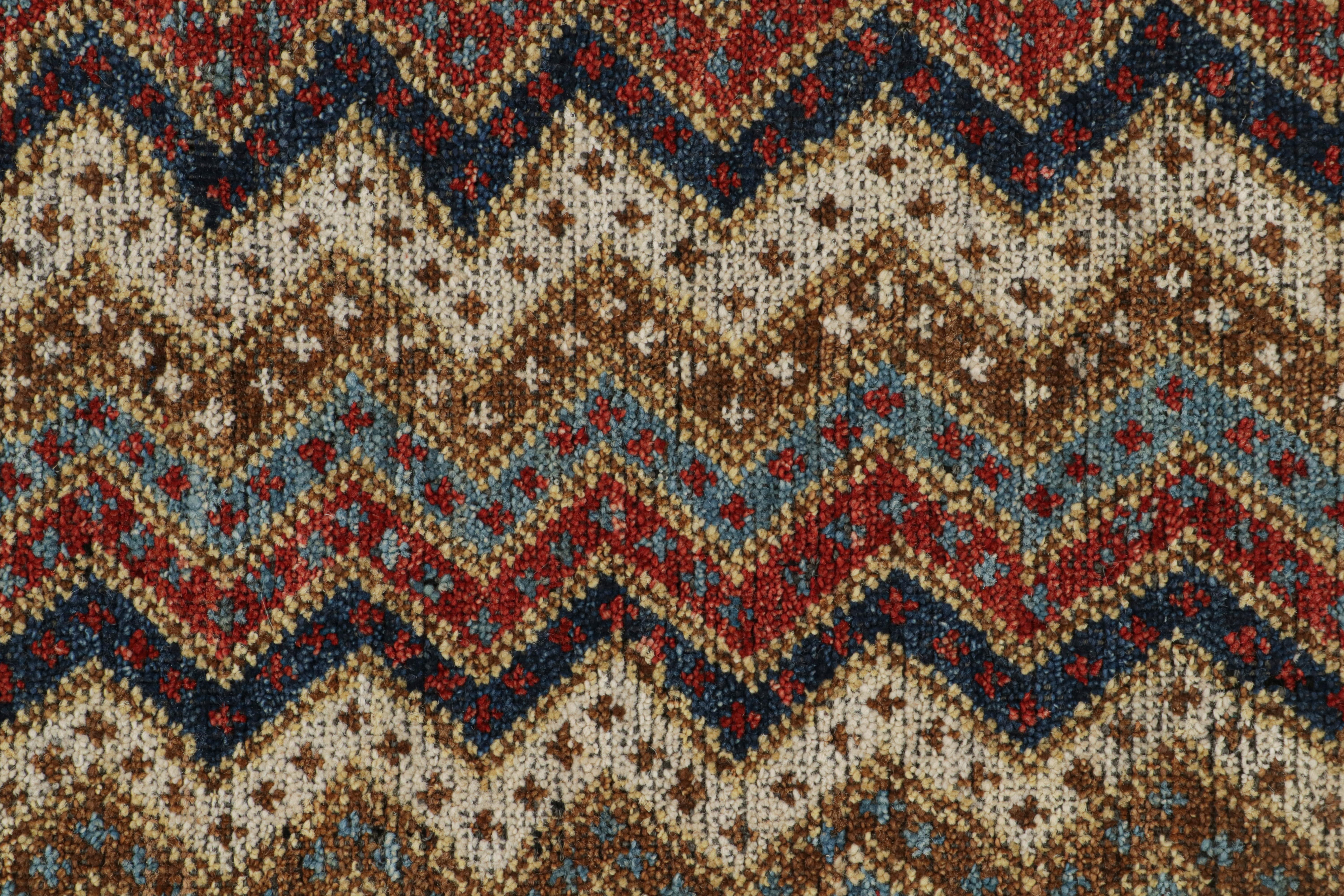 Rug & Kilim's Antique Tribal Style Rug in Red, Blue and Beige-Brown Chevrons (Tapis ancien de style tribal à chevrons rouges, bleus et beige-brun) Neuf - En vente à Long Island City, NY