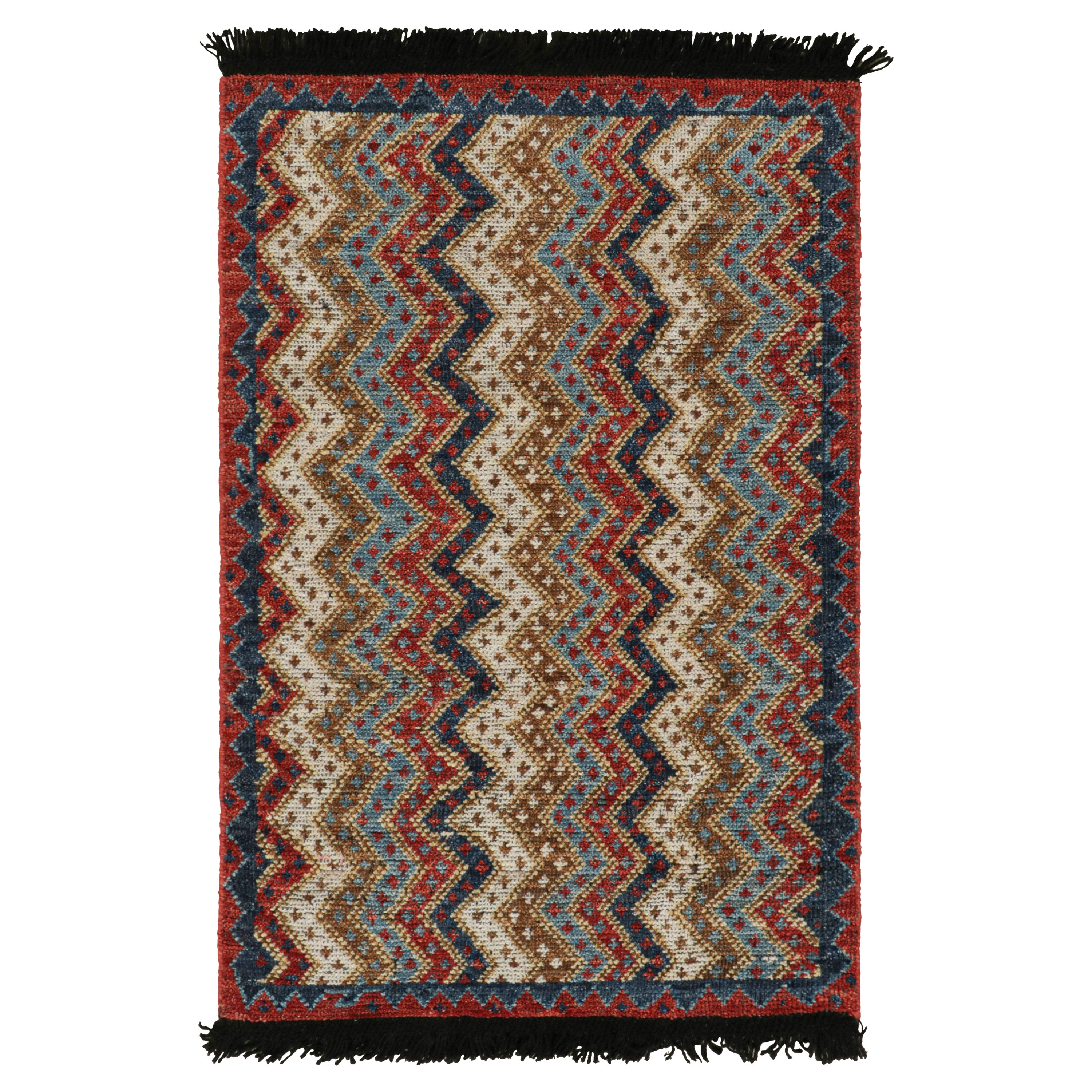 Rug & Kilim's Antique Tribal Style Rug in Red, Blue and Beige-Brown Chevrons (Tapis ancien de style tribal à chevrons rouges, bleus et beige-brun) en vente