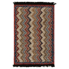 Rug & Kilims antiker Teppich im Stammesstil mit roten, blauen und beige-braunen Chevrons