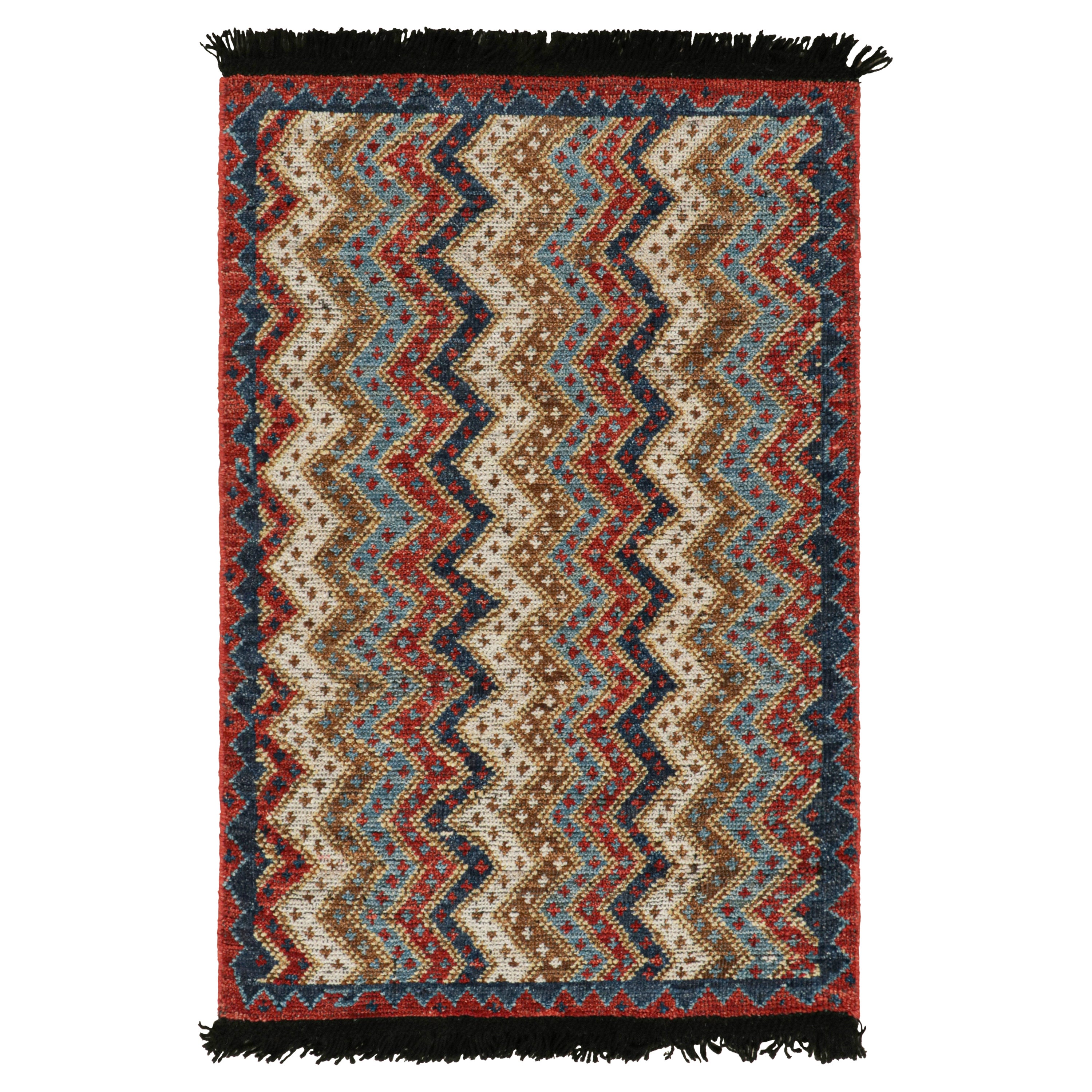 Rug & Kilims antiker Teppich im Stammesstil mit roten, blauen und beige-braunen Chevrons im Angebot