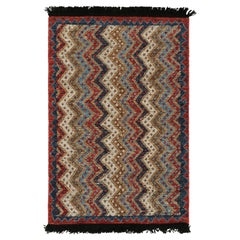 Rug
Kilim è un tappeto antico in stile tribale a scacchiere rosse, blu e beige-marrone. Rug
Kilim è un tappeto antico in stile tribale a scacchiere rosse, blu e beige-marrone.