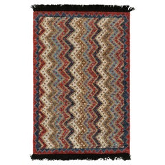 Rug 
Kilims antiker Teppich im Stammesstil mit roten, blauen und beige-braunen Chevrons