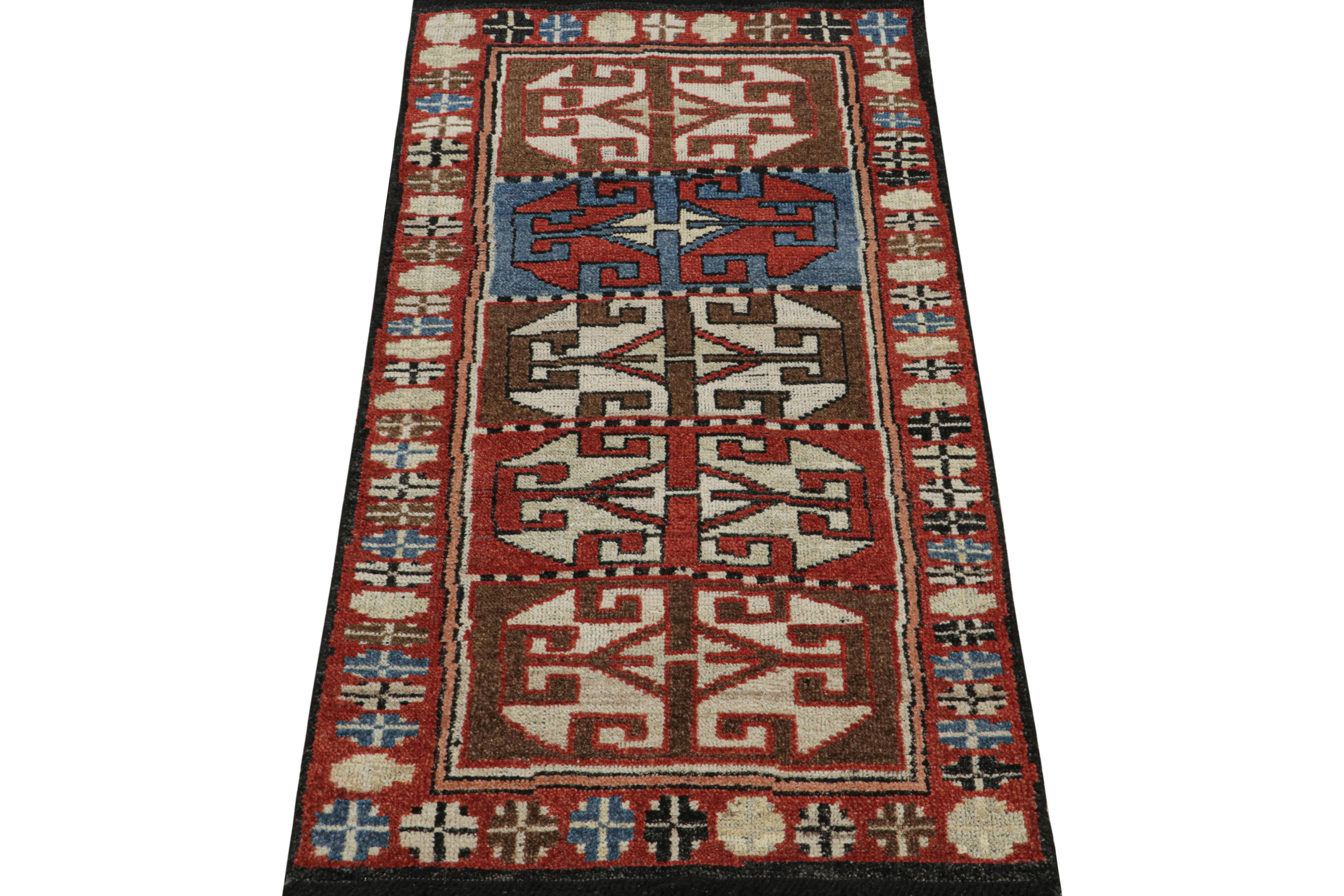 Tribale Rug & Kilim: tappeto antico in stile tribale con motivi rossi, blu e marroni in vendita