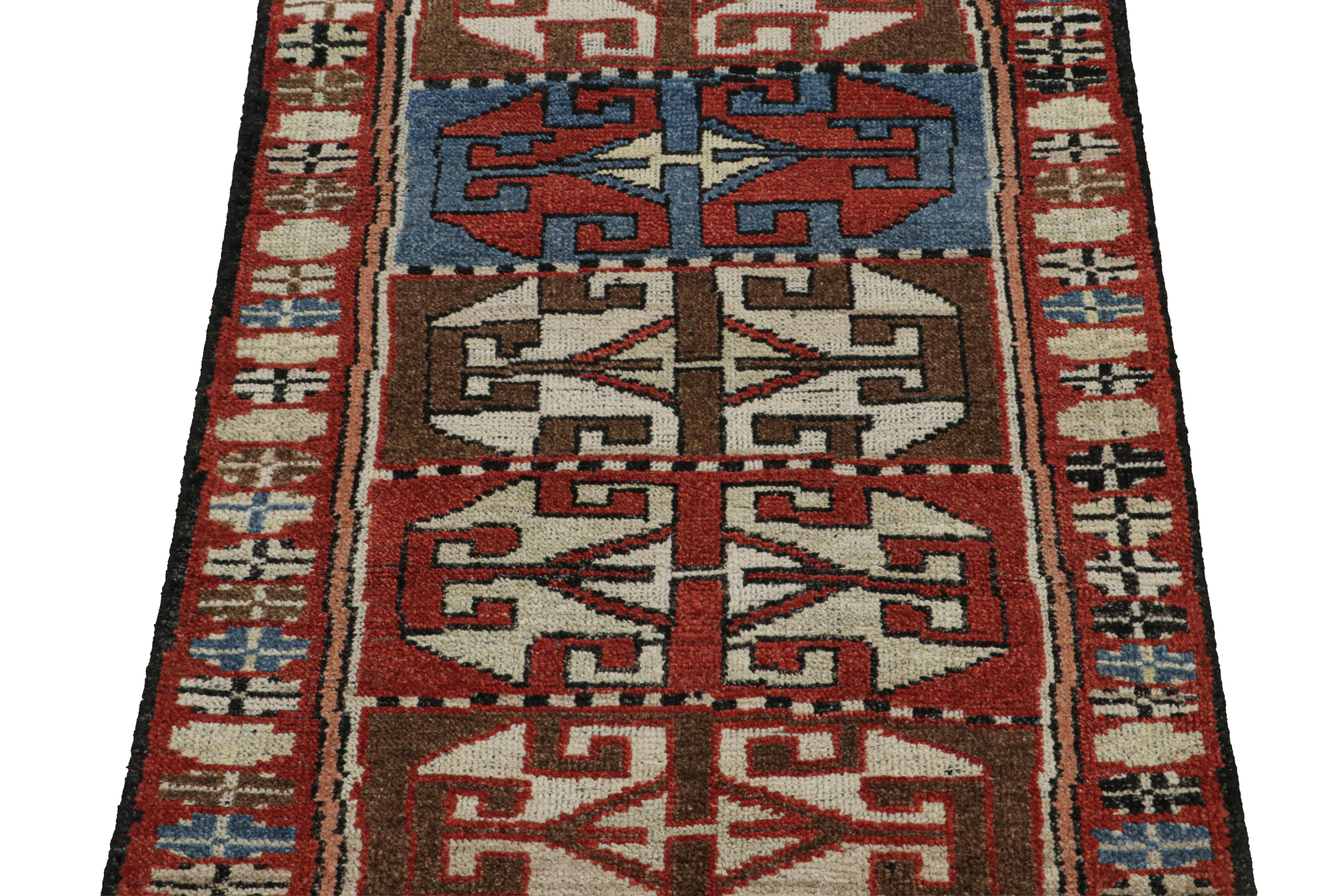Annodato a mano Rug & Kilim: tappeto antico in stile tribale con motivi rossi, blu e marroni in vendita