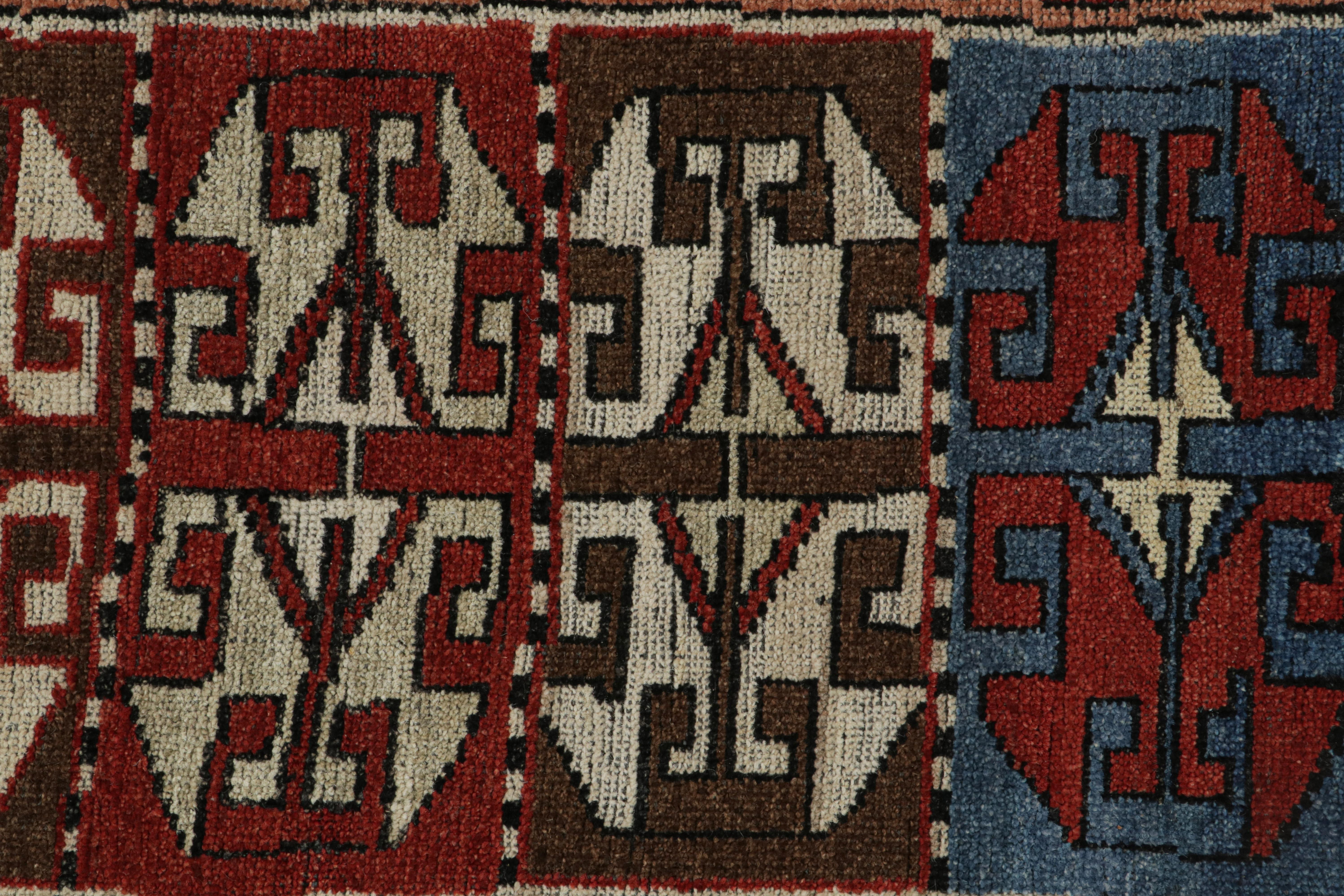 Rug & Kilims antiker Teppich im Stammesstil mit roten, blauen und braunen Mustern im Zustand „Neu“ im Angebot in Long Island City, NY