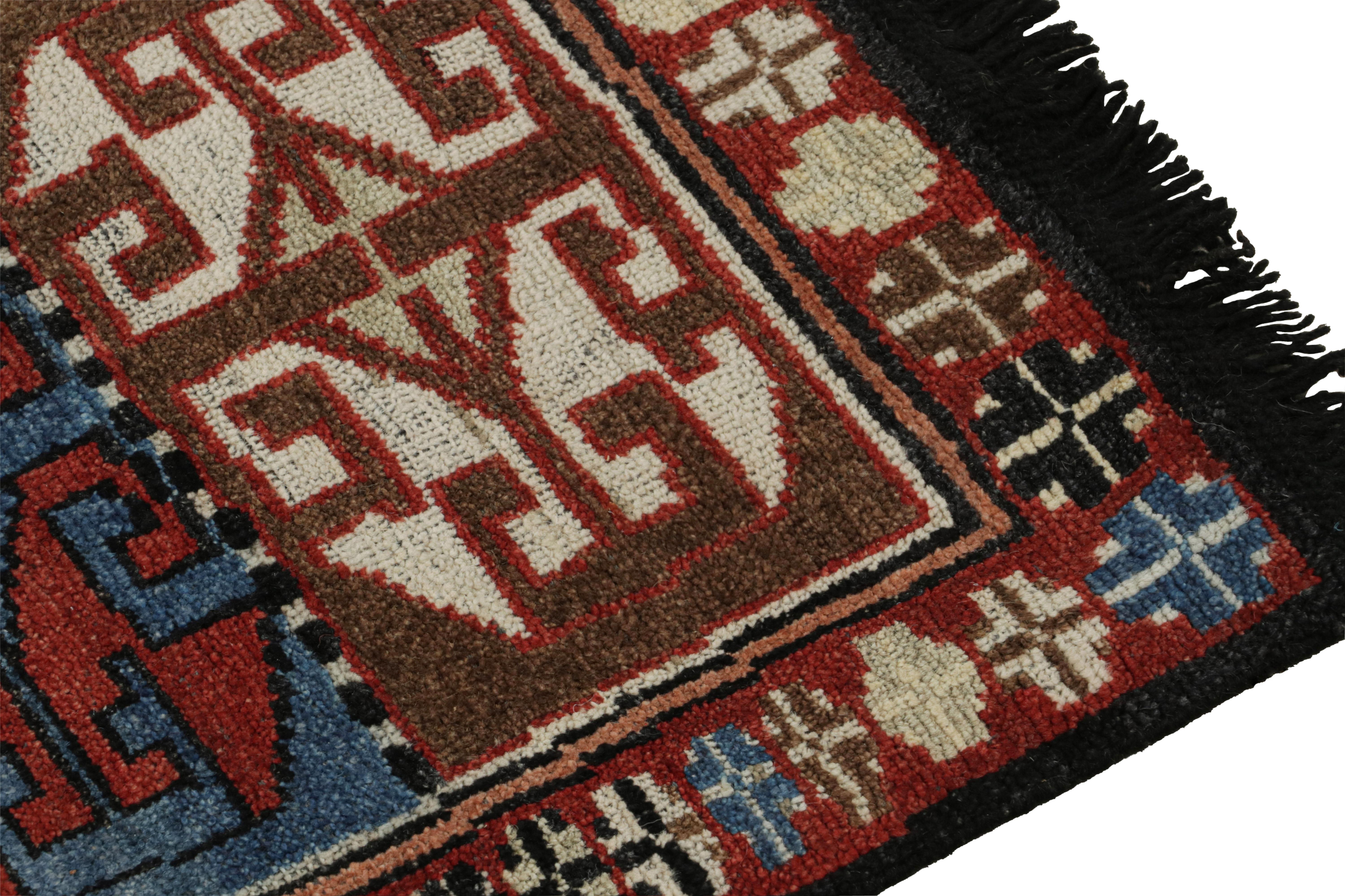 Laine Rug & Kilim's Antique Tribal Style rug in Red, Blue & Brown Patterns (tapis ancien de style tribal à motifs rouges, bleus et bruns) en vente