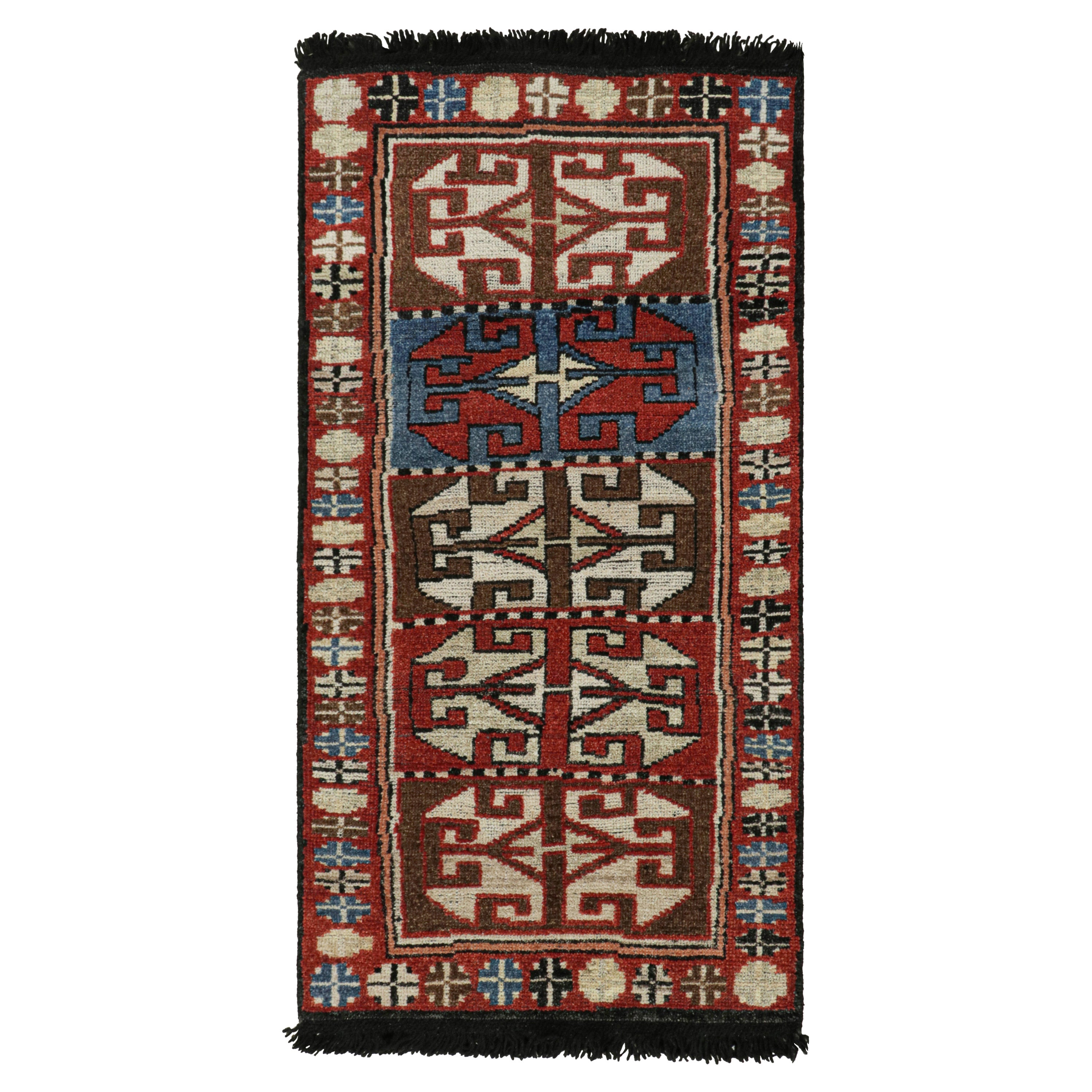 Tappeto antico in stile tribale di Rug & Kilim con motivi rossi, blu e marroni