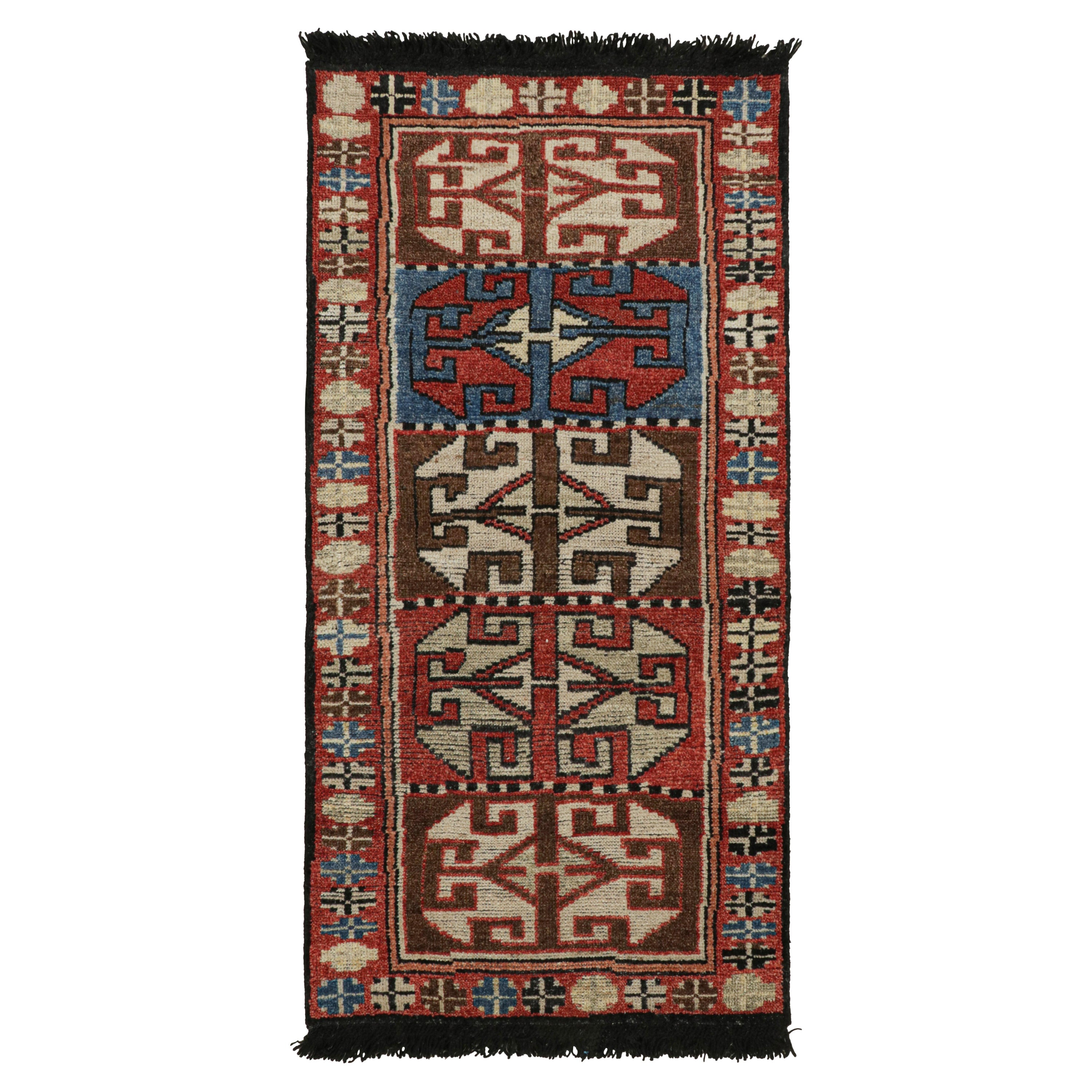 Rug & Kilim: tappeto antico in stile tribale con motivi rossi, blu e marroni