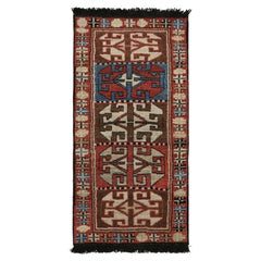 Rug & Kilim: tappeto antico in stile tribale con motivi rossi, blu e marroni