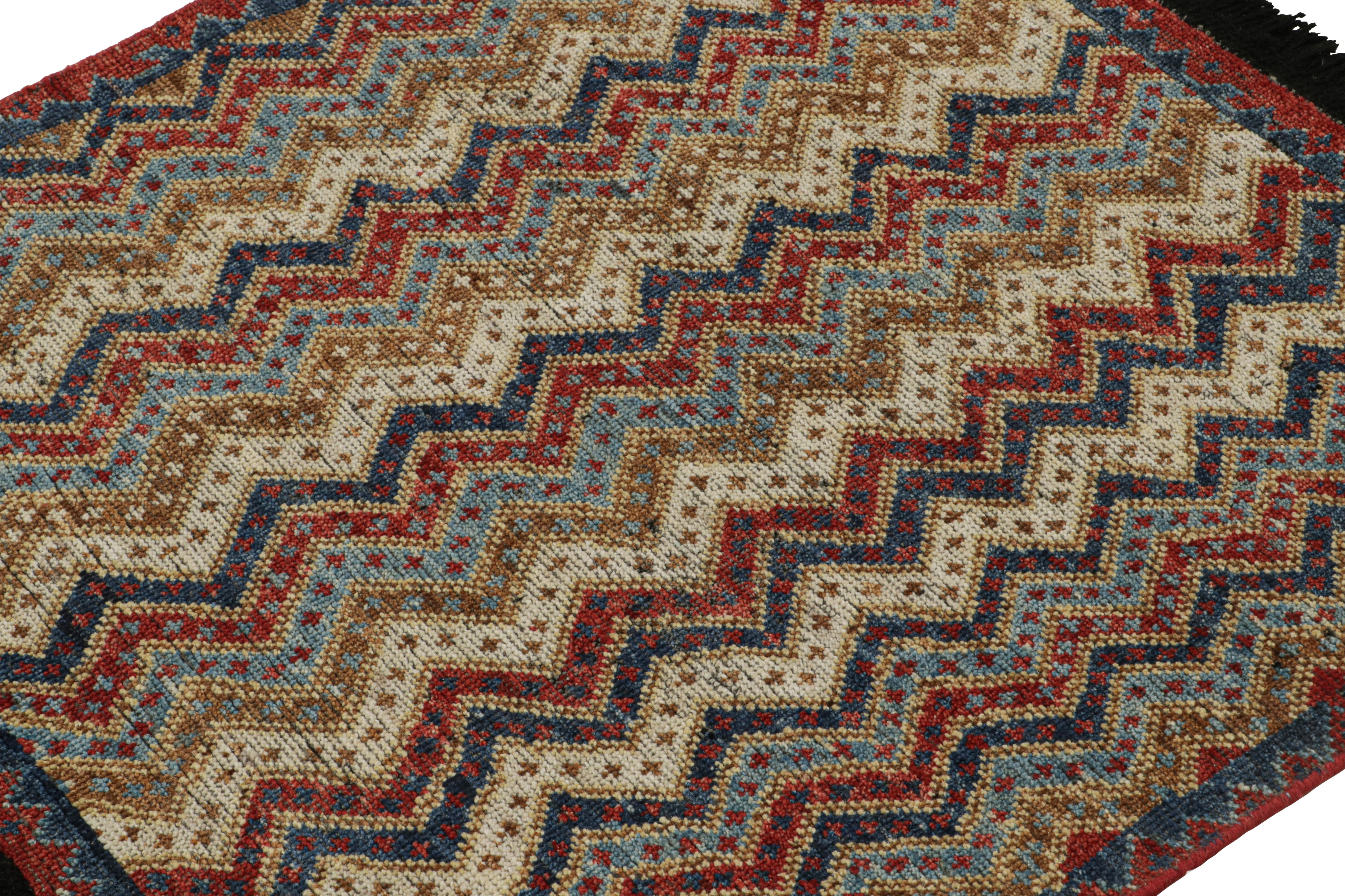 Rug & Kilim's antiker Teppich im Stammesstil mit roten, blauen, braunen und weißen Mustern (Indisch) im Angebot