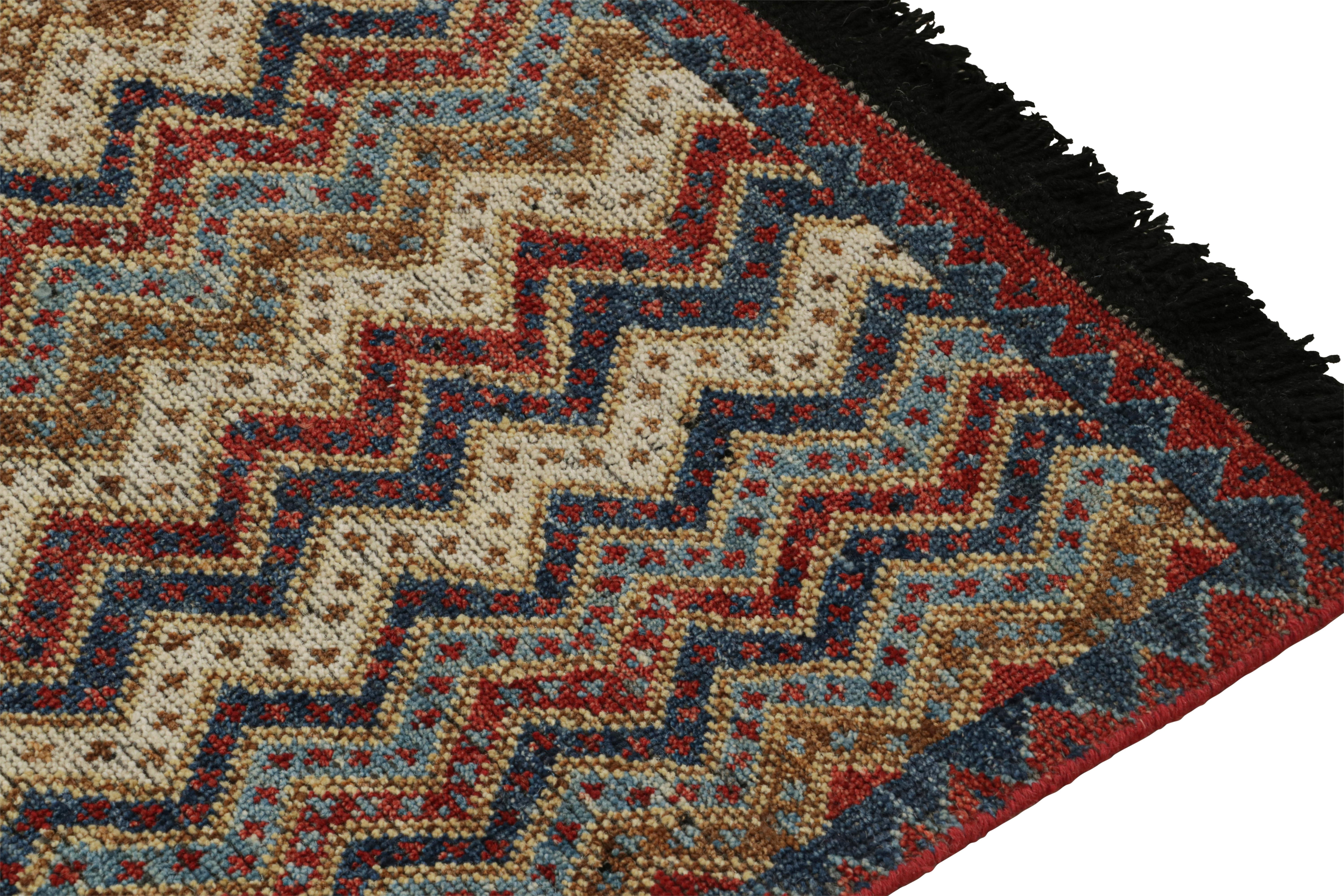 Rug & Kilim's antiker Teppich im Stammesstil mit roten, blauen, braunen und weißen Mustern (Handgeknüpft) im Angebot
