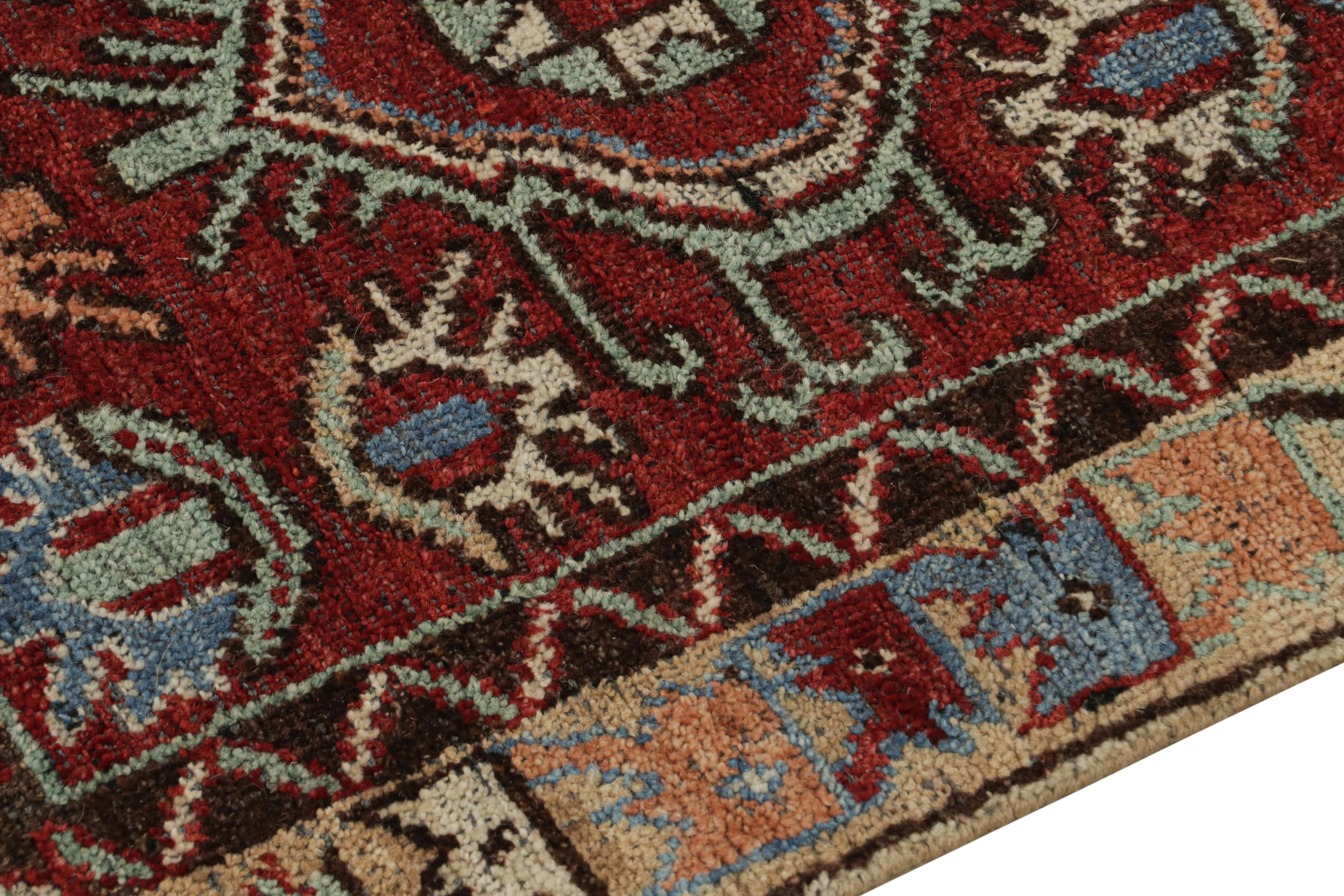 Alfombra antigua de estilo tribal Rug & Kilim con motivos rojos, azules, verdes y negros Anudado a mano en venta