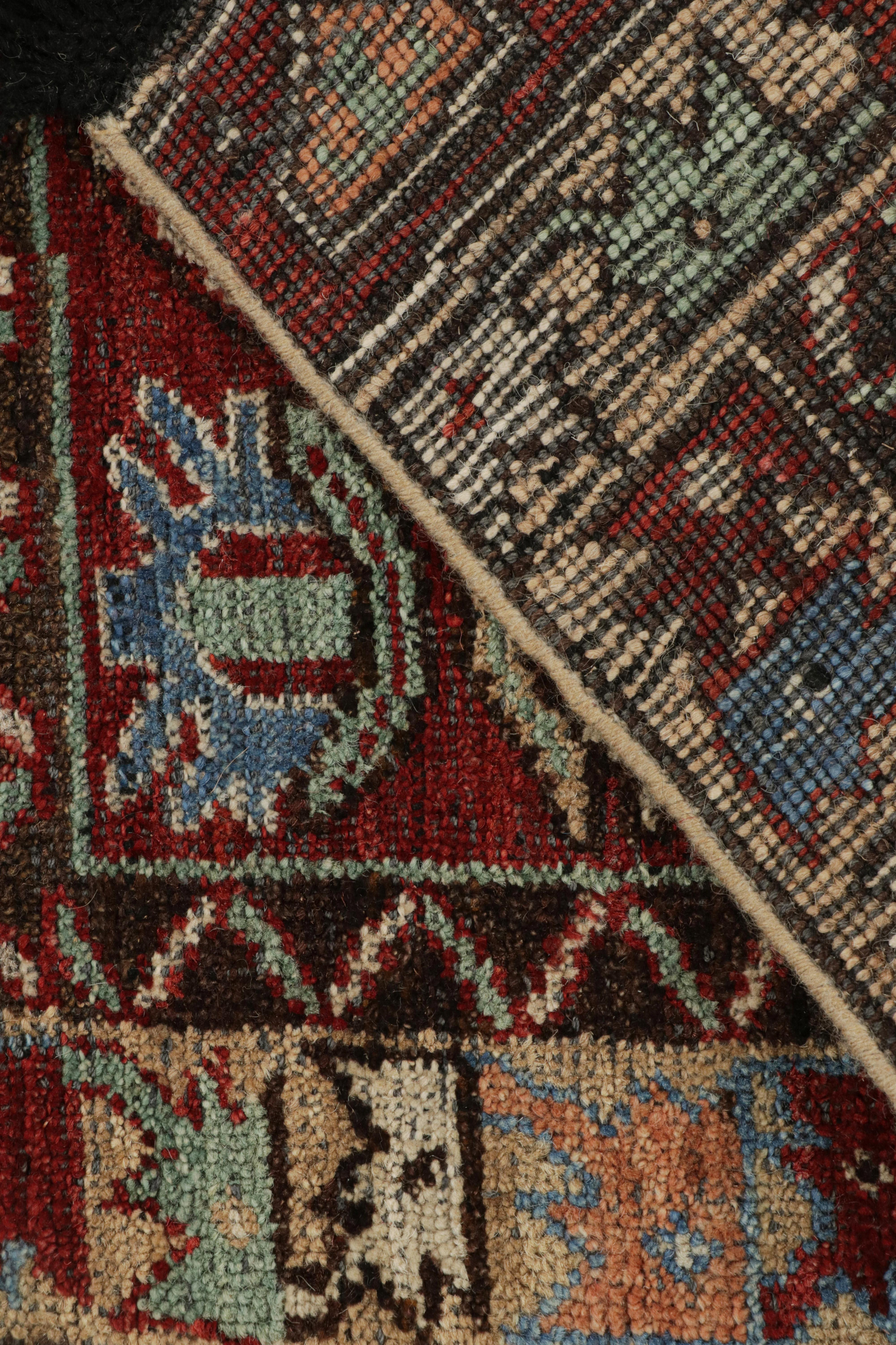 Alfombra antigua de estilo tribal Rug & Kilim con motivos rojos, azules, verdes y negros Siglo XXI y contemporáneo en venta