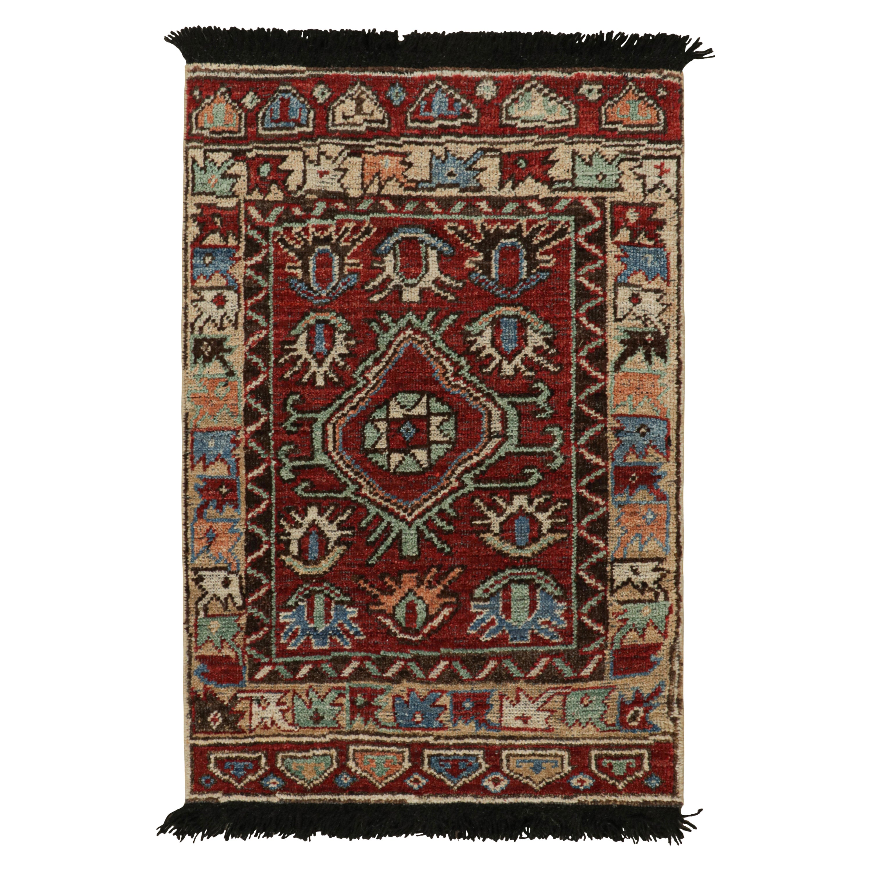 Rug & Kilim's Antiker Teppich im Stammesstil mit roten, blauen, grünen und schwarzen Mustern