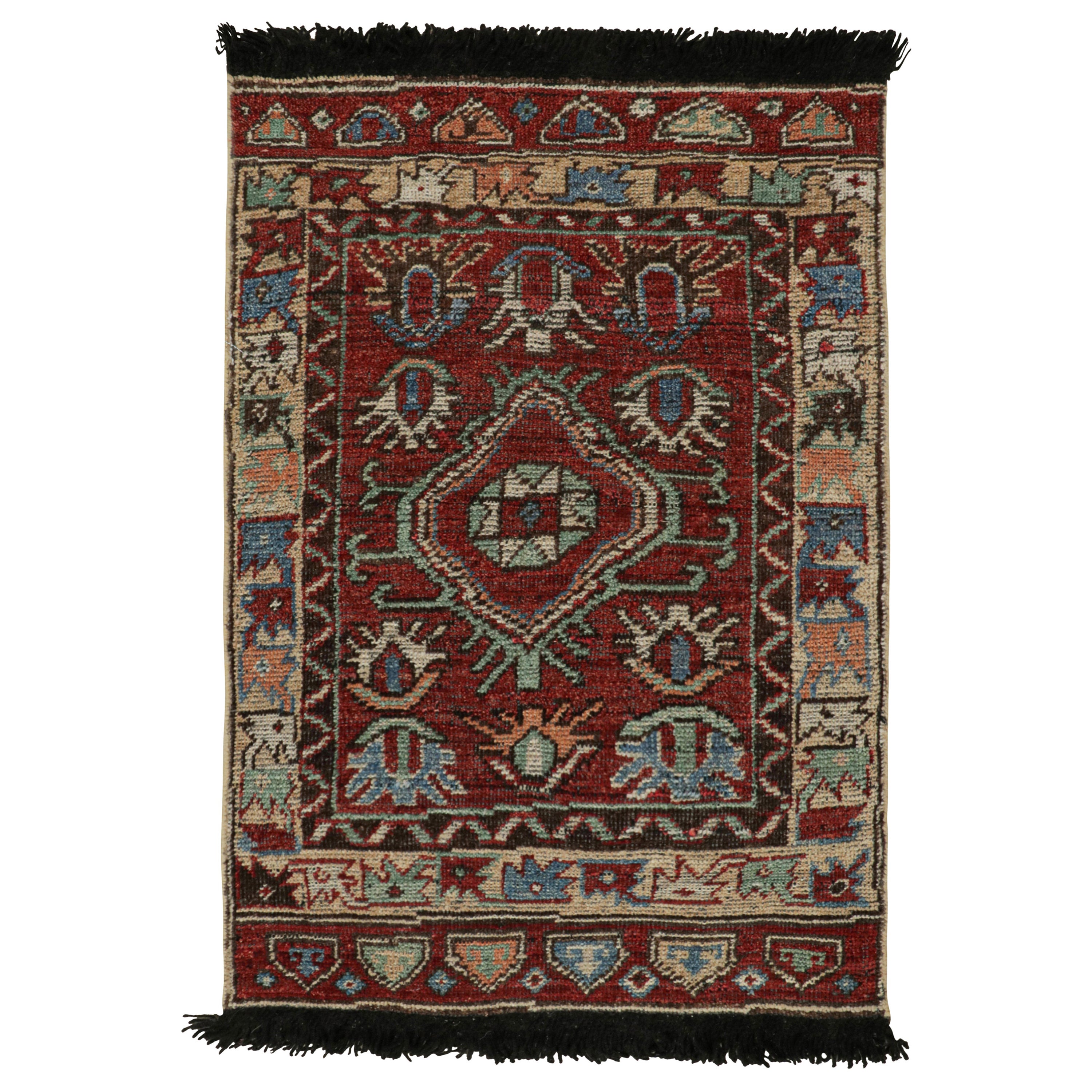 Rug & Kilim's Antiker Teppich im Stammesstil mit roten, blauen, grünen und schwarzen Mustern