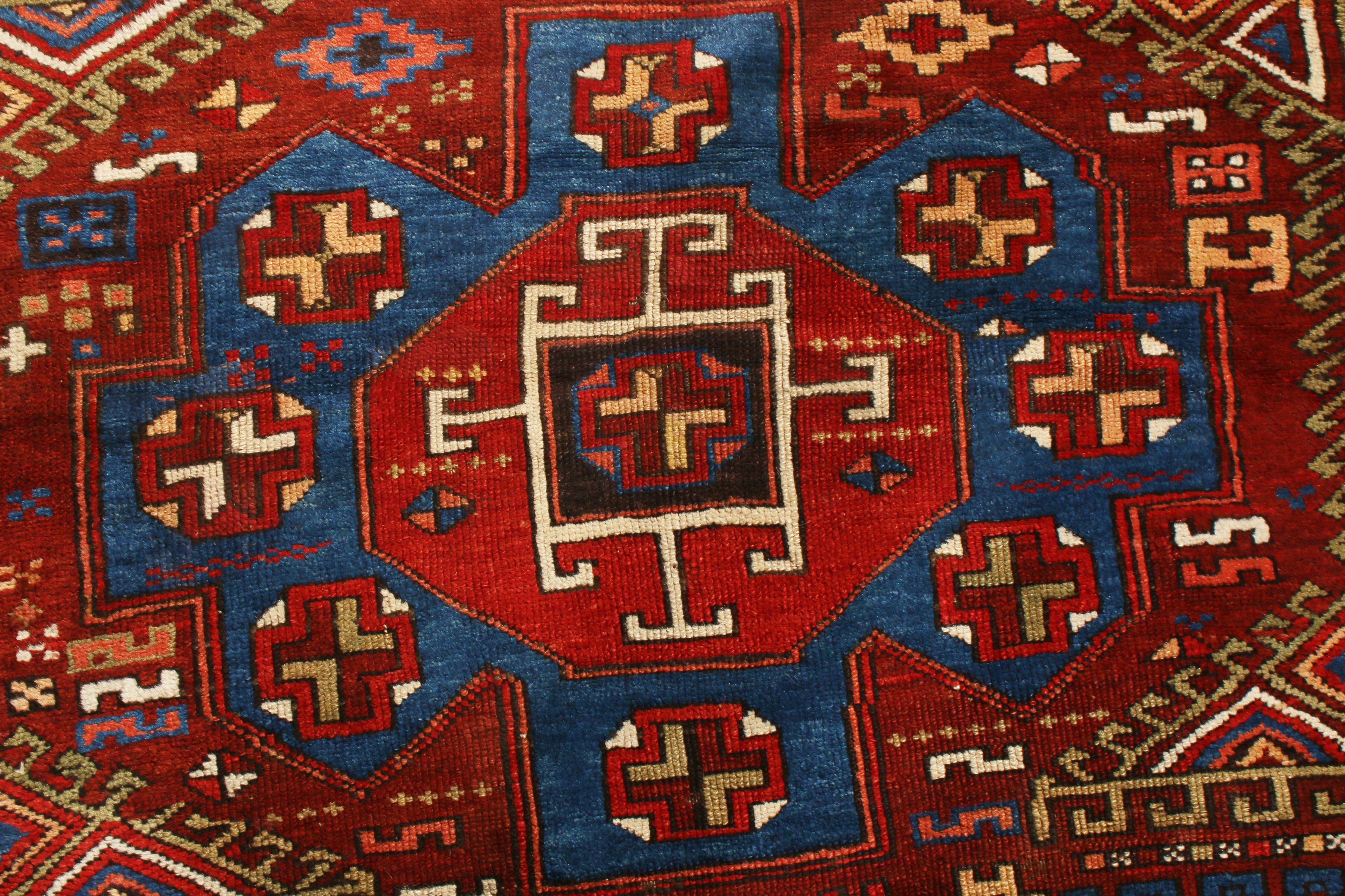 Art déco Tapis traditionnel ancien Yuruk rouge bourgogne, bleu en laine géométrique par Rug & Kilim en vente