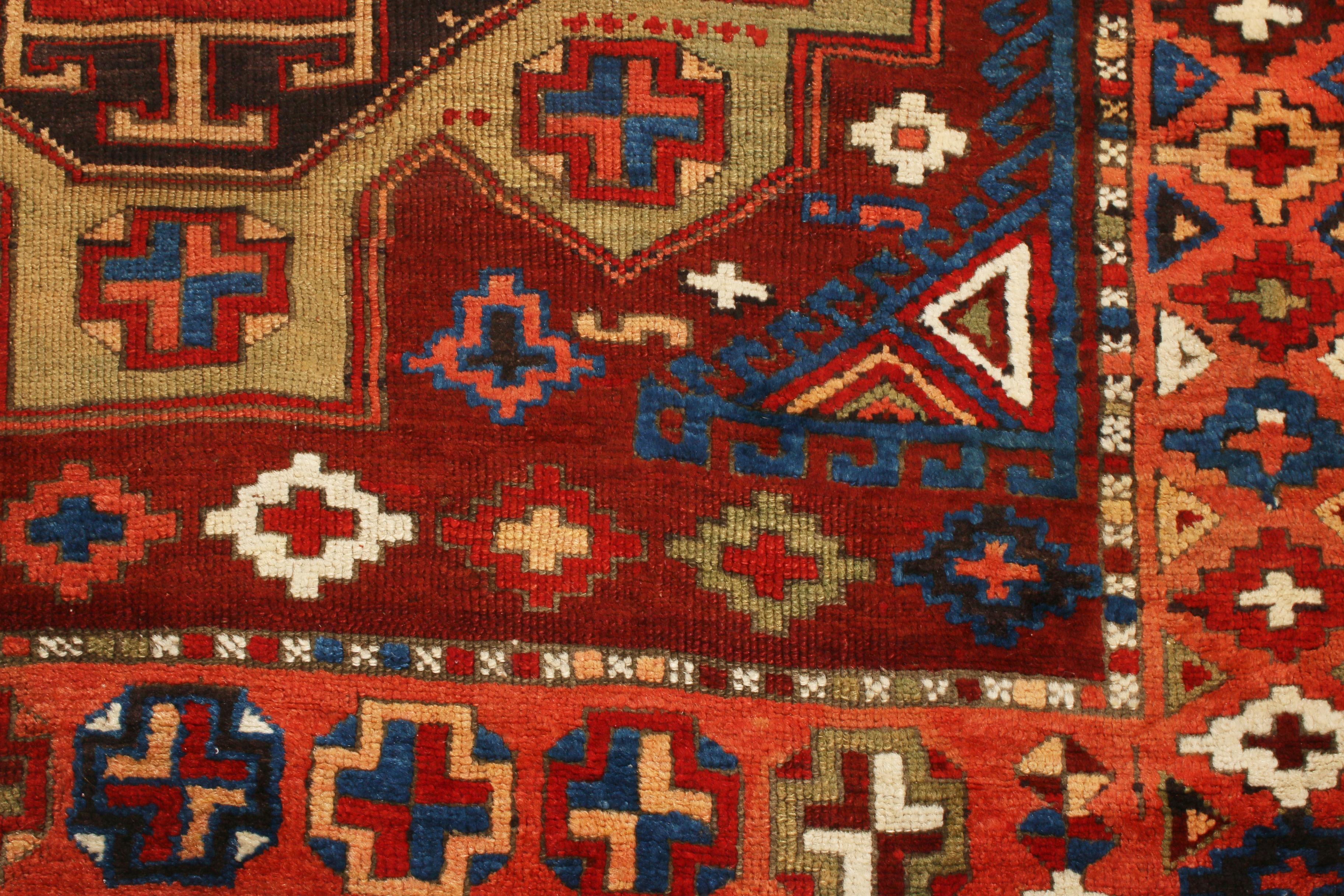 Noué à la main Tapis traditionnel ancien Yuruk rouge bourgogne, bleu en laine géométrique par Rug & Kilim en vente