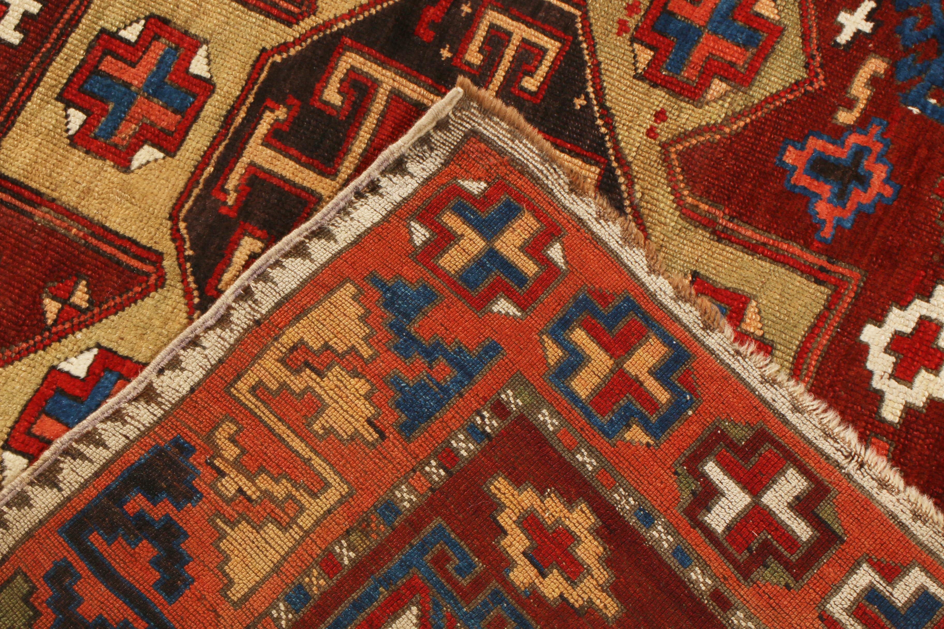 Début du 20ème siècle Tapis traditionnel ancien Yuruk rouge bourgogne, bleu en laine géométrique par Rug & Kilim en vente