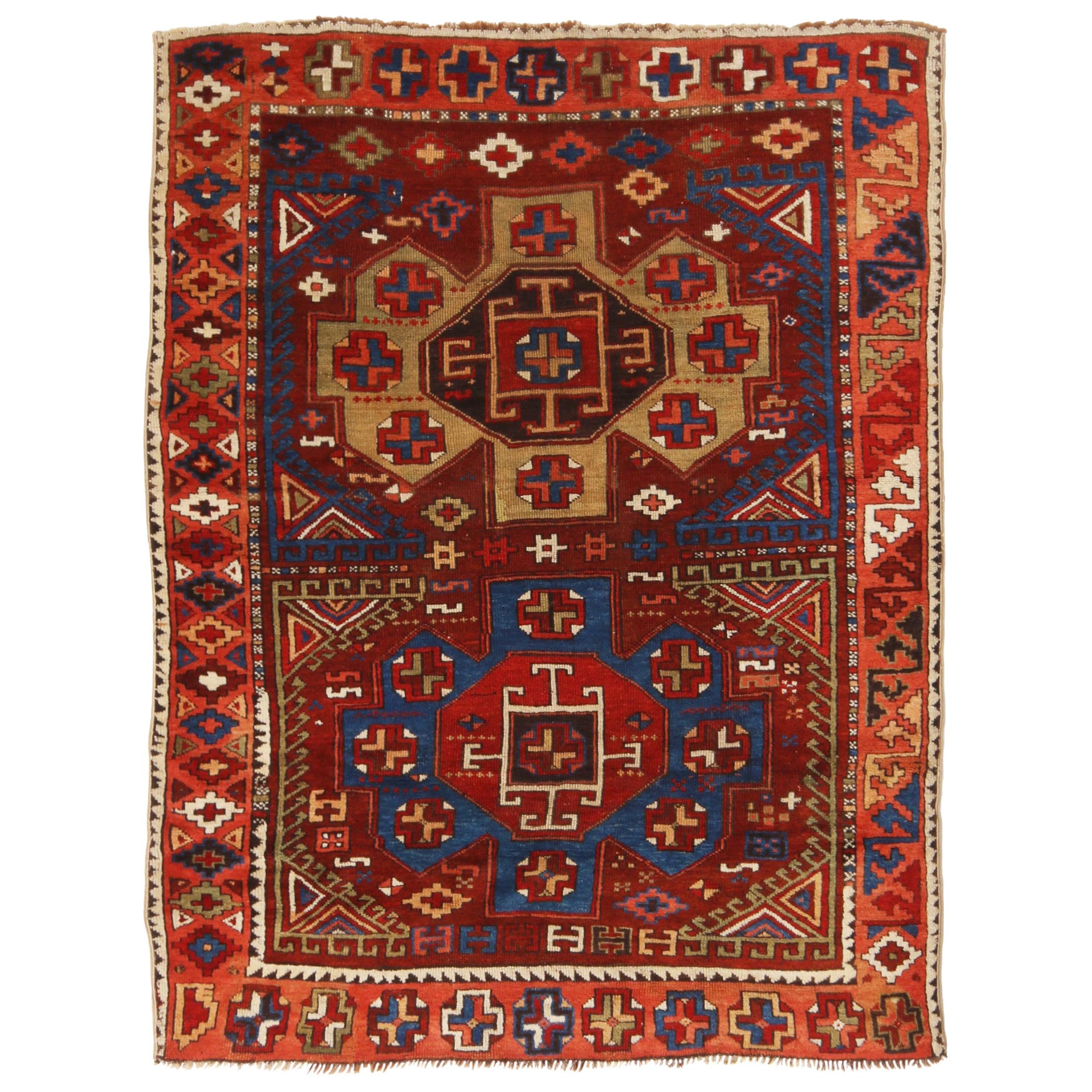 Tapis traditionnel ancien Yuruk rouge bourgogne, bleu en laine géométrique par Rug & Kilim en vente