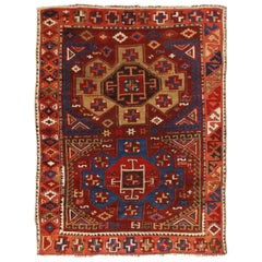 Tapis traditionnel ancien Yuruk rouge bourgogne, bleu en laine géométrique par Rug & Kilim