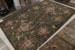 Rug & Kilim's Wappen-Teppich im Tudor-Stil in Schwarz mit Beige, Blau und Gold