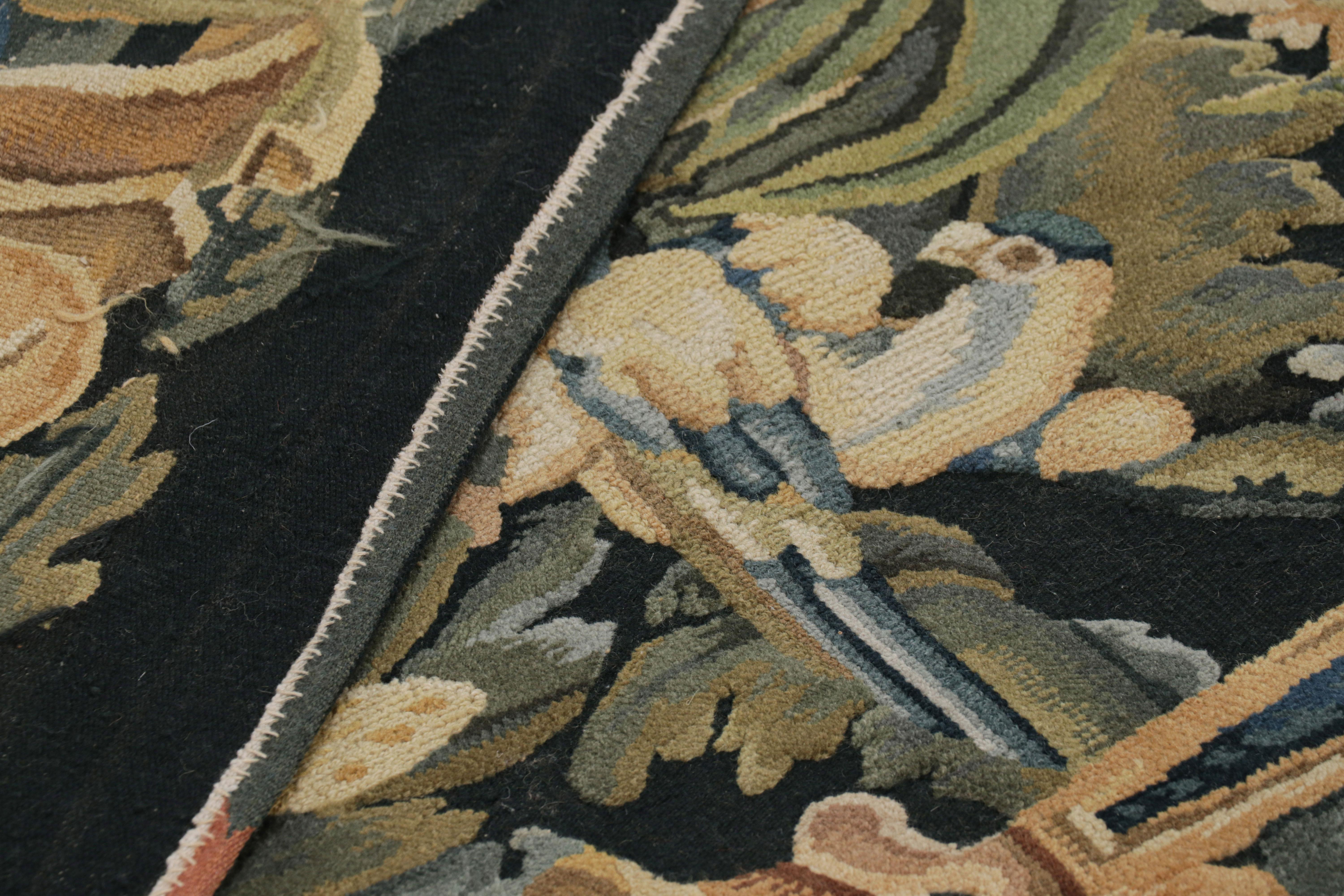 Rug & Kilim è un tappeto in stile Tudor in nero, con toni beige, blu e oro. in vendita 1