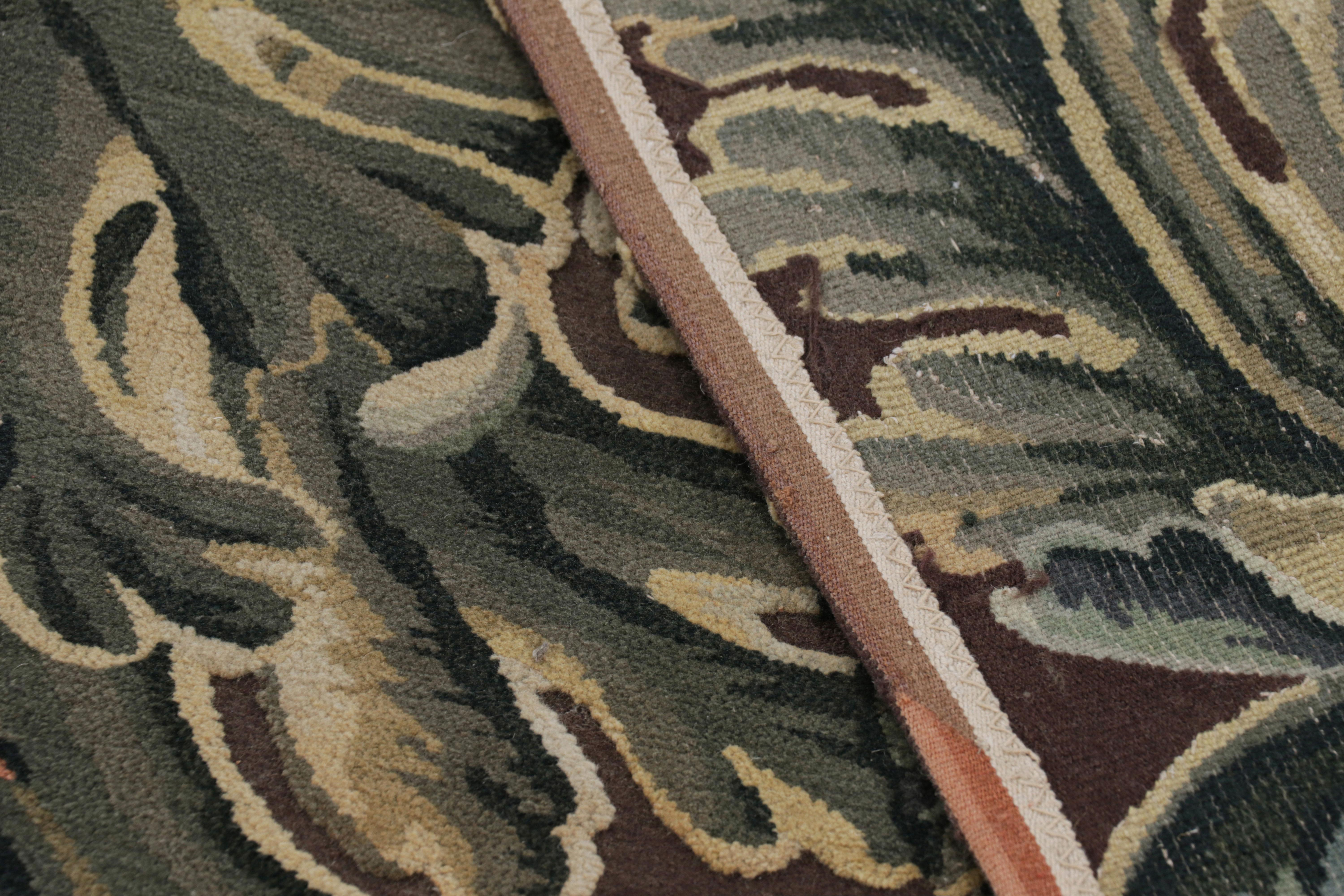 Alfombra estilo Tudor Armorial de Rug & Kilim en negro, con tonos beige, azul y dorado en venta 1
